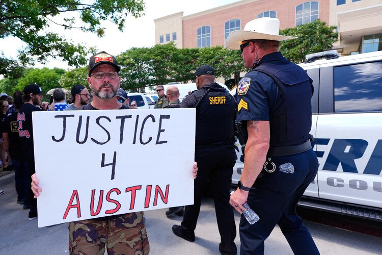 Texas Teen Who Fatally Stabbed Track Athlete at School Meet Found ...