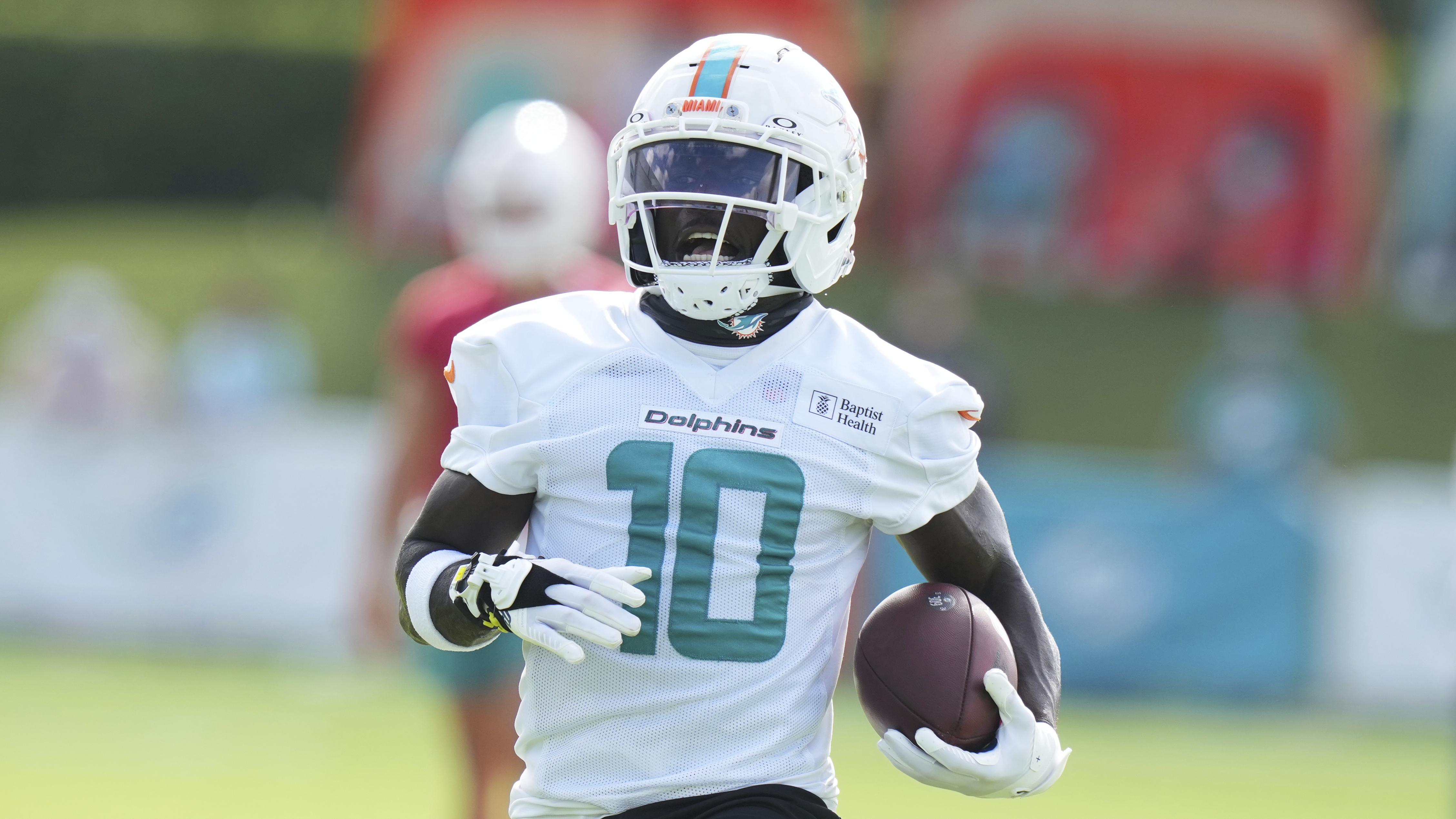 Tyreek Hill Says He Understands Dolphins’ Offense For 1st Time, Reacts to Tua’s Remark
