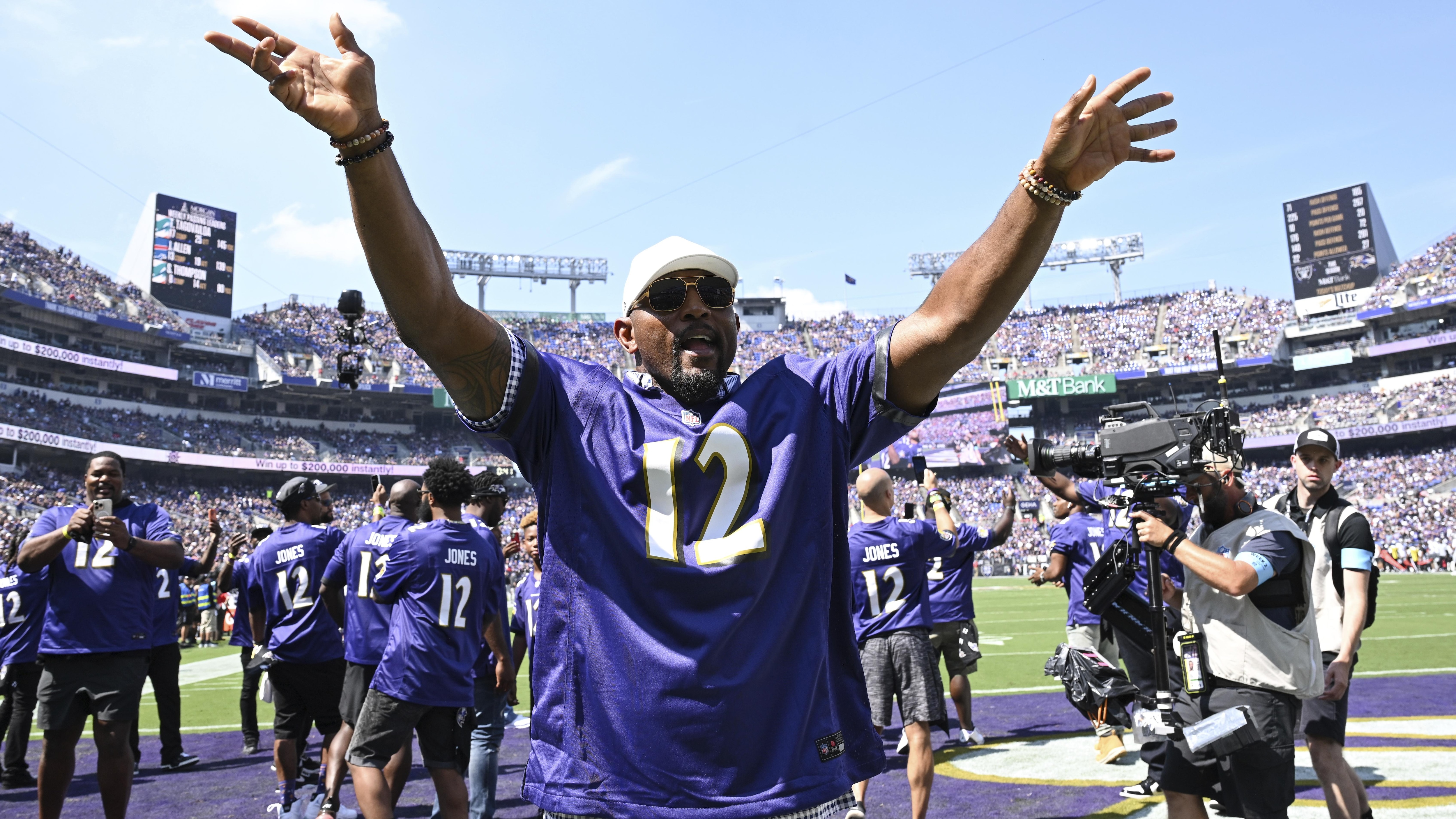 Michael Phelps, Ray Lewis Give Ravens Motivational Speeches on Video at Practice