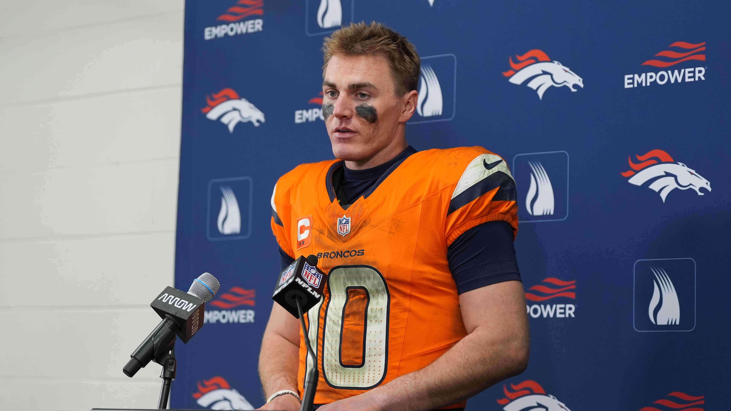 Broncos Commanders Football
