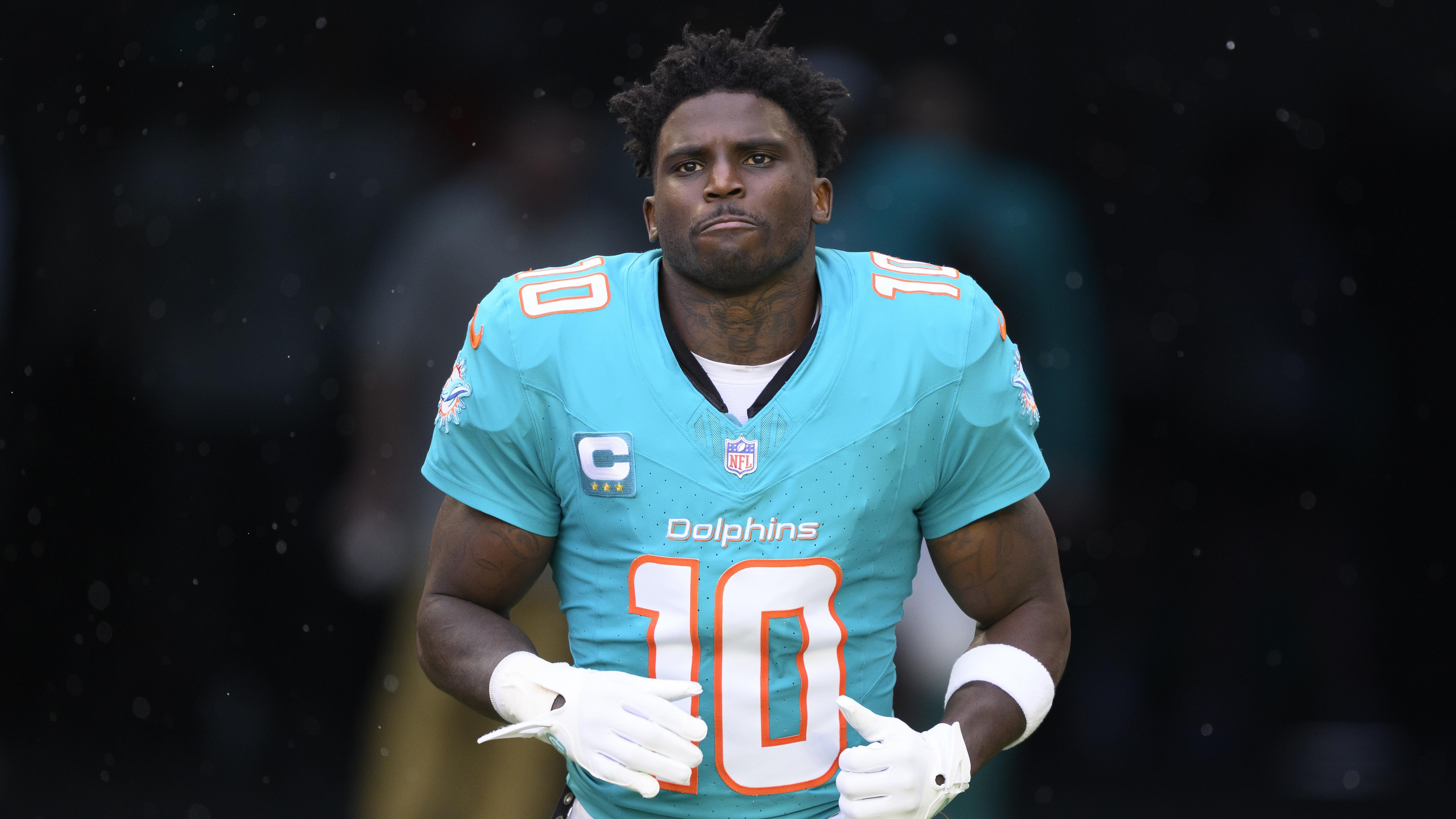 Tyreek Hill Diagnosed with Oblique Injury, Sitting Out Dolphins’ Practice vs. Bears