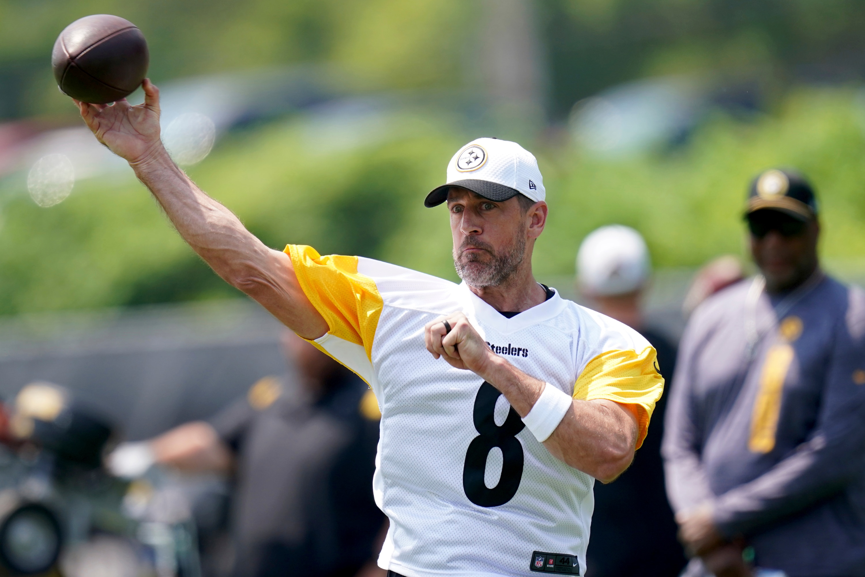 Steelers' Aaron Rodgers 'Still Throwing the S--t Out of the Ball,' Says NFL Coach