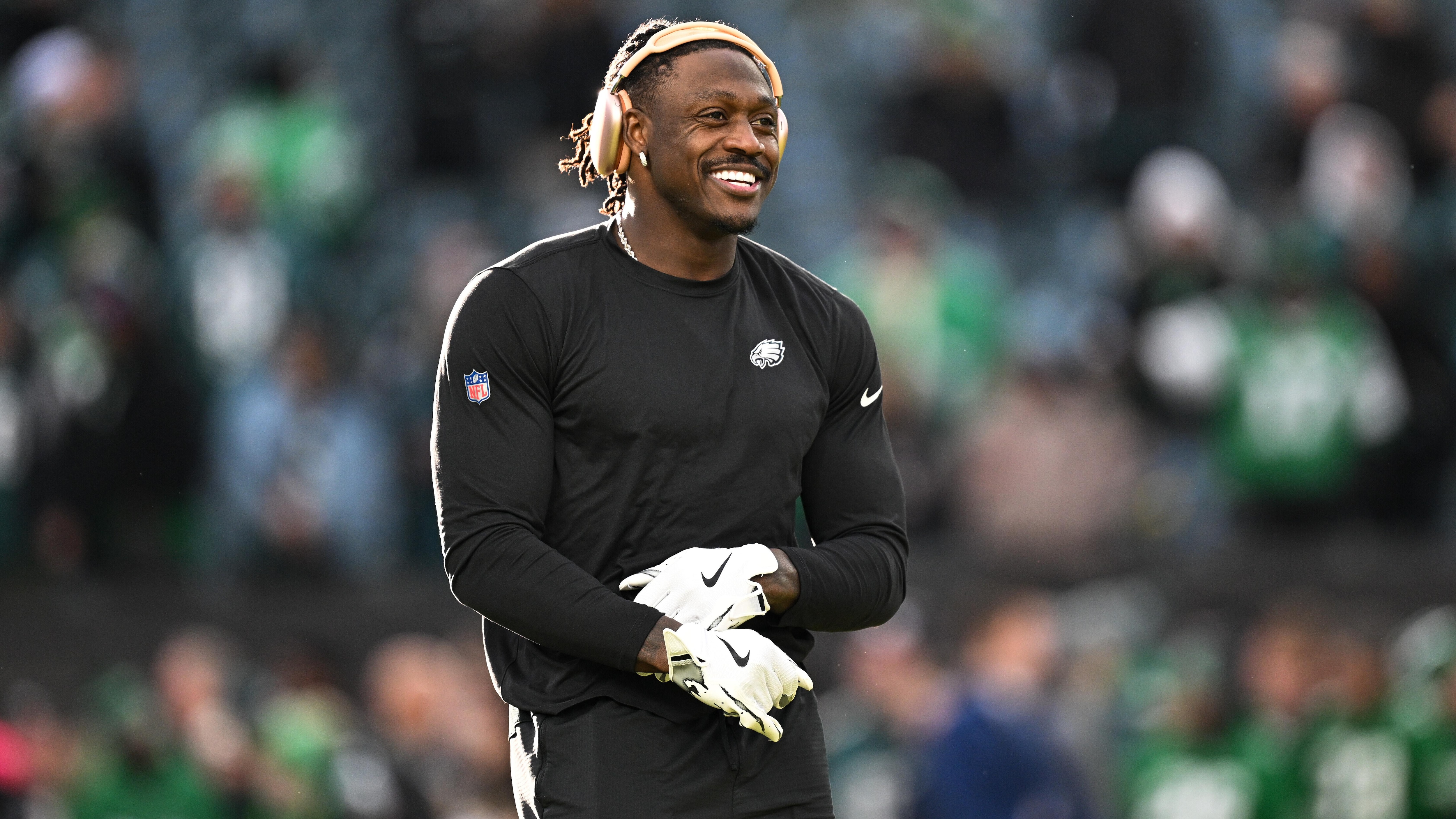 Eagles' A.J. Brown Trolls Rob Gronkowski, Julian Edelman on Video Over Patriots Trade Rumors