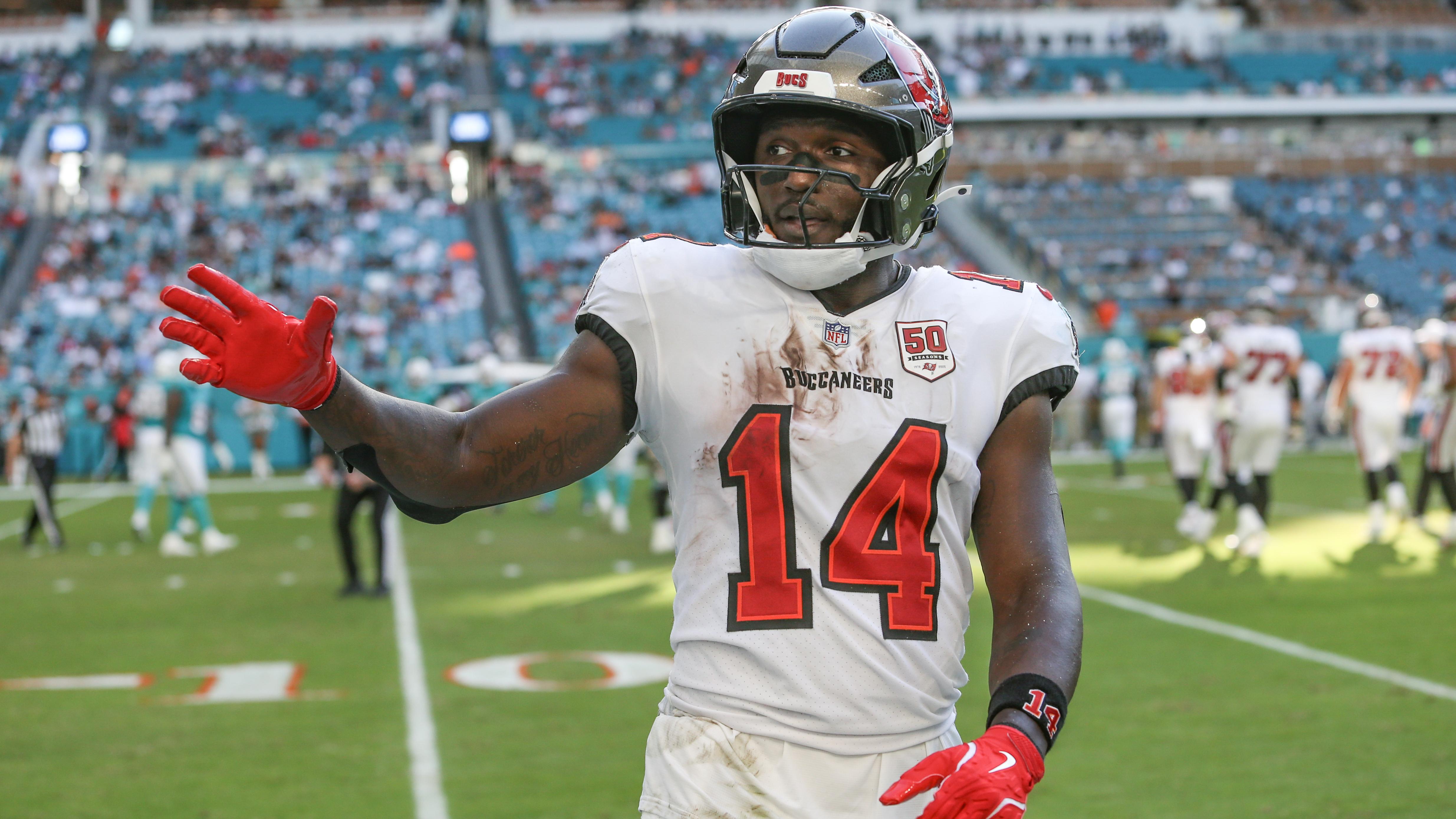 Buccaneers Dolphins Football