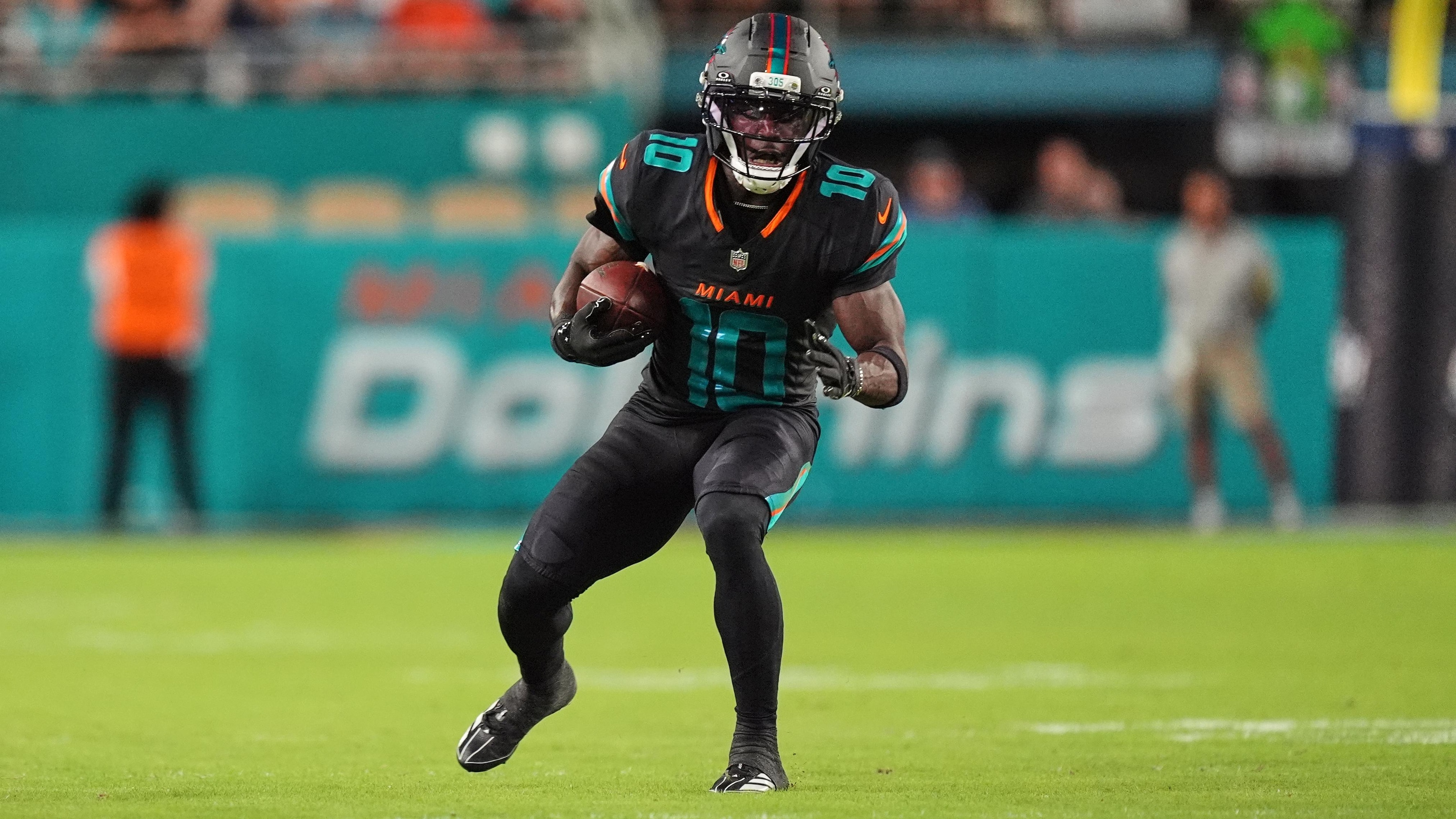 Chris Jones Recruits Tyreek Hill to Chiefs After Dolphins Release in Social  Media Post