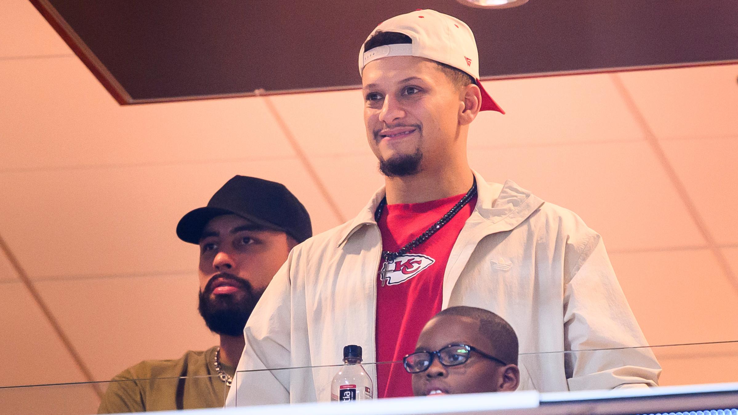 Patrick Mahomes Drops 2-Word Reaction to Kenneth Walker III's Chiefs ...