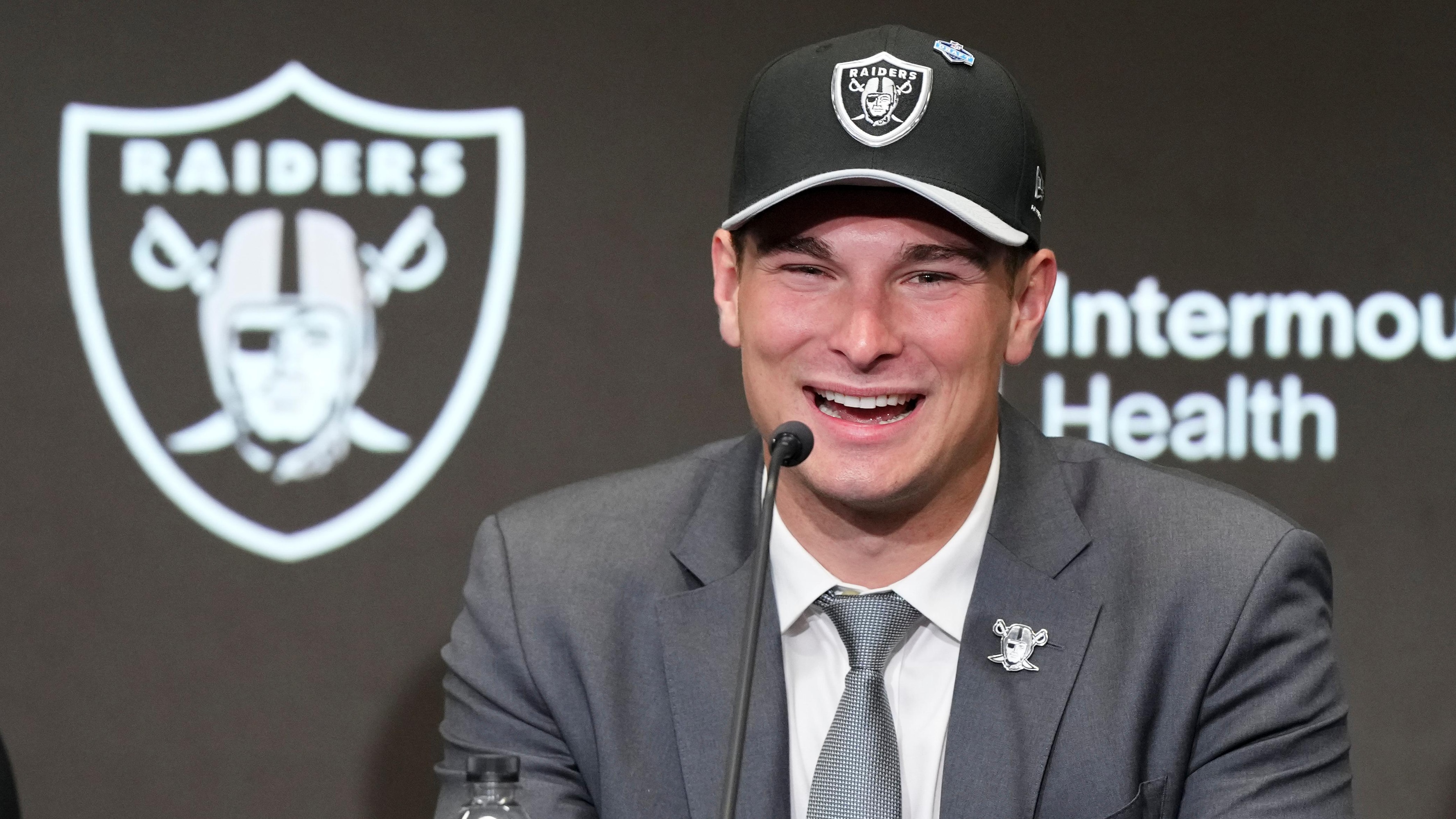 watch-fernando-mendoza-meet-tom-brady-for-1st-time-in-new-raiders-video