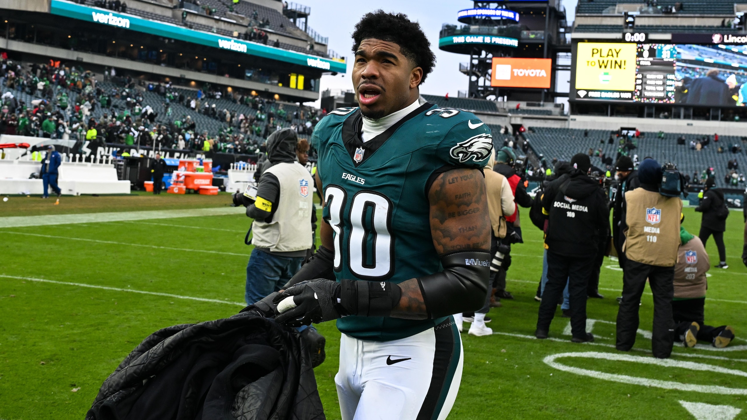Raiders Eagles Football