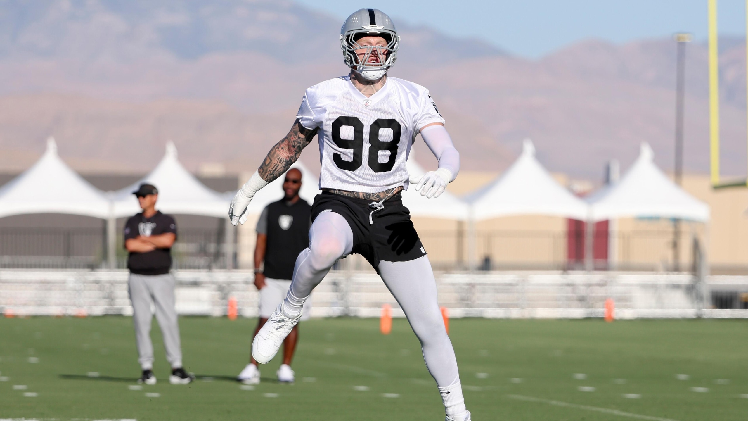 RAIDERS-COUSINS-CROSBY PELEA