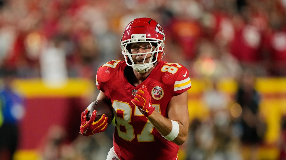Taylor Swift shows off her wedding ring after Travis Kelce scores a touchdown