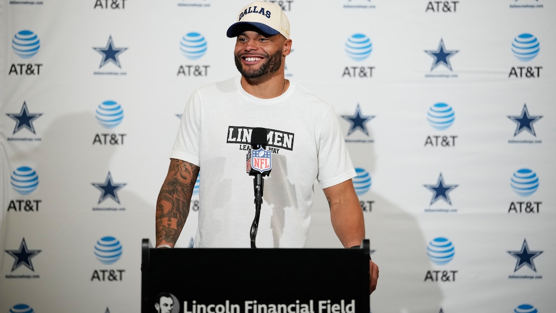Dak Prescott Hypes Cowboys OL With T-Shirt in Trending Photo After Win vs. Eagles