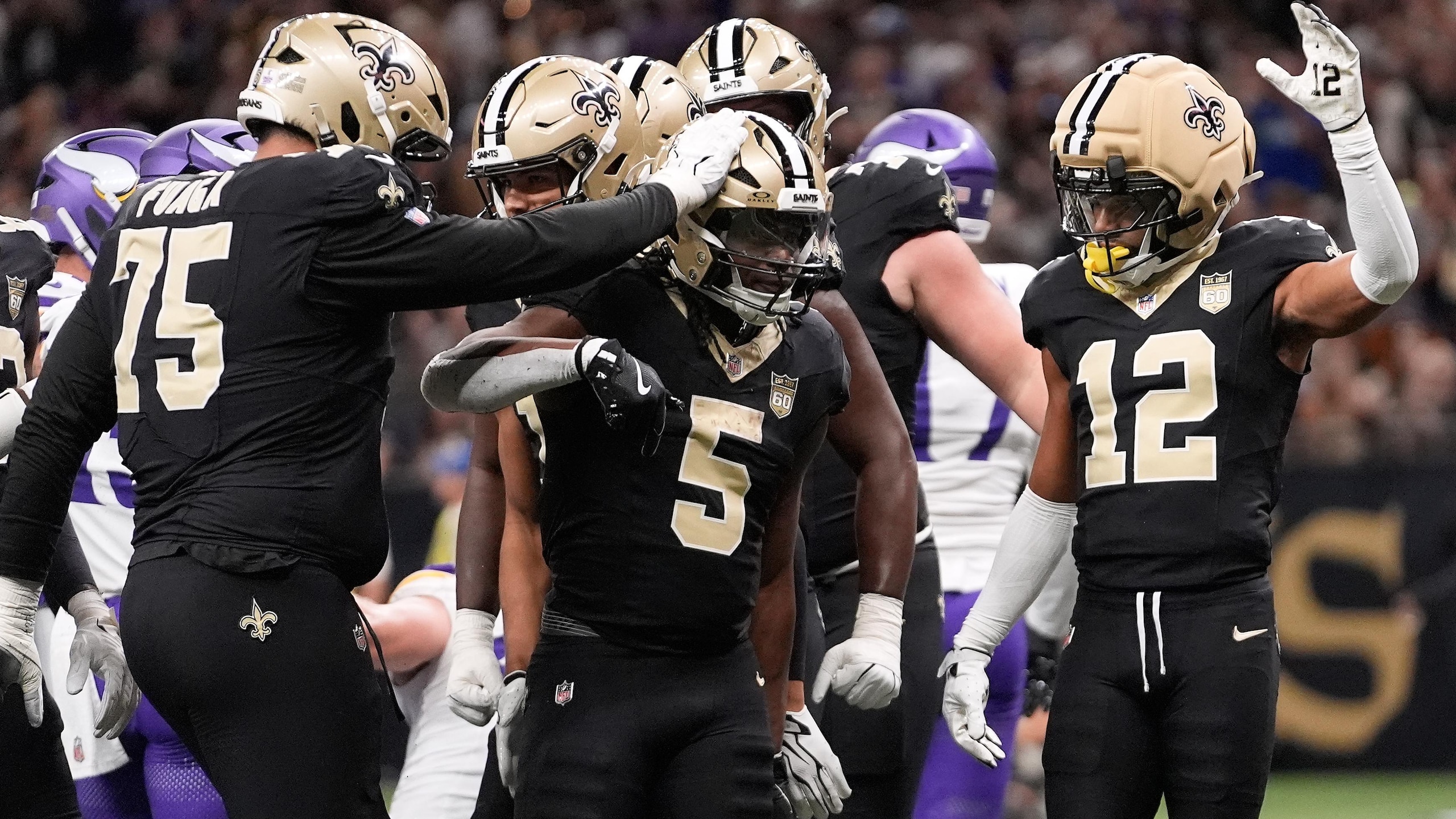 Vikings Saints Football