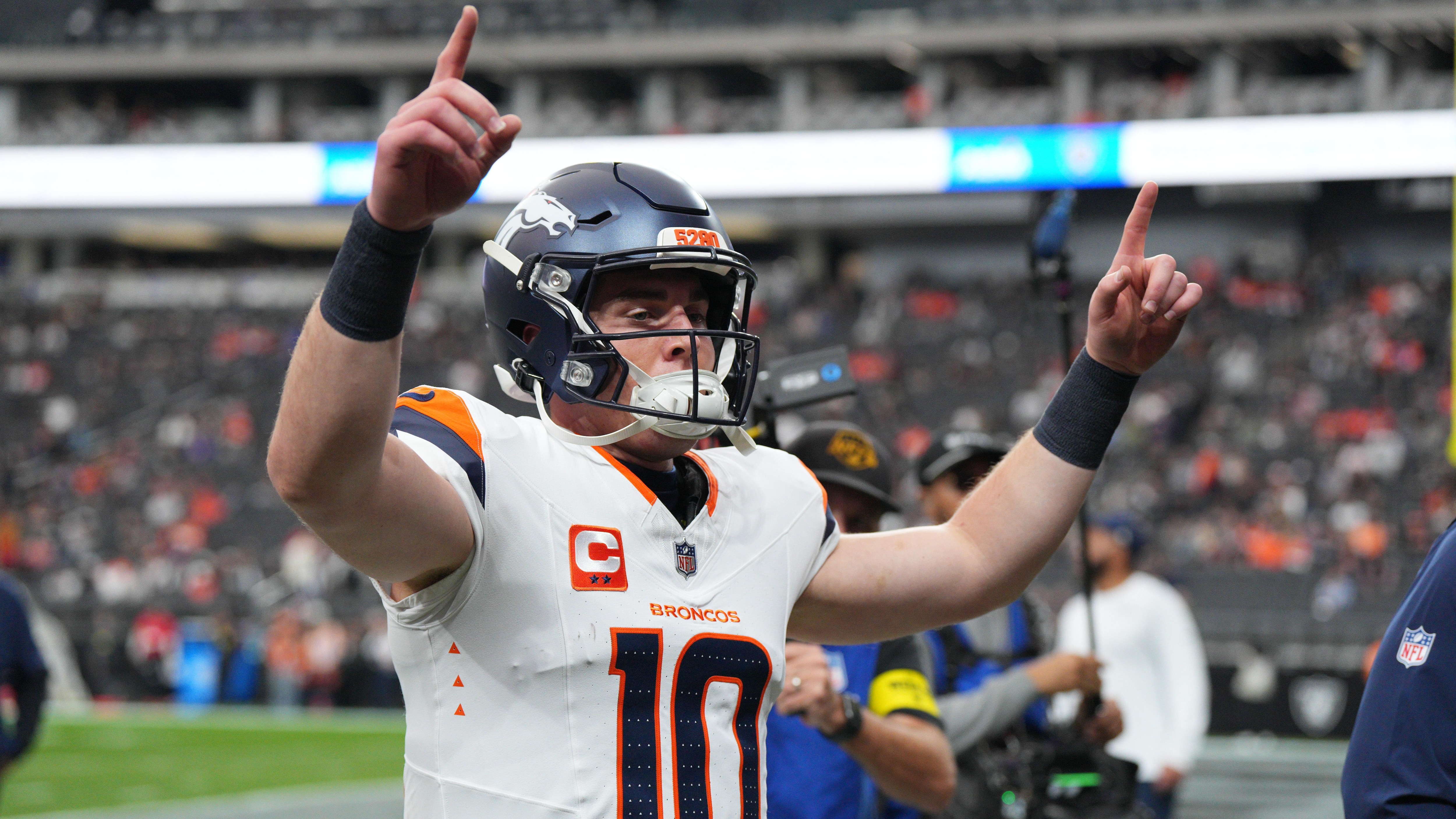 Broncos Raiders Football