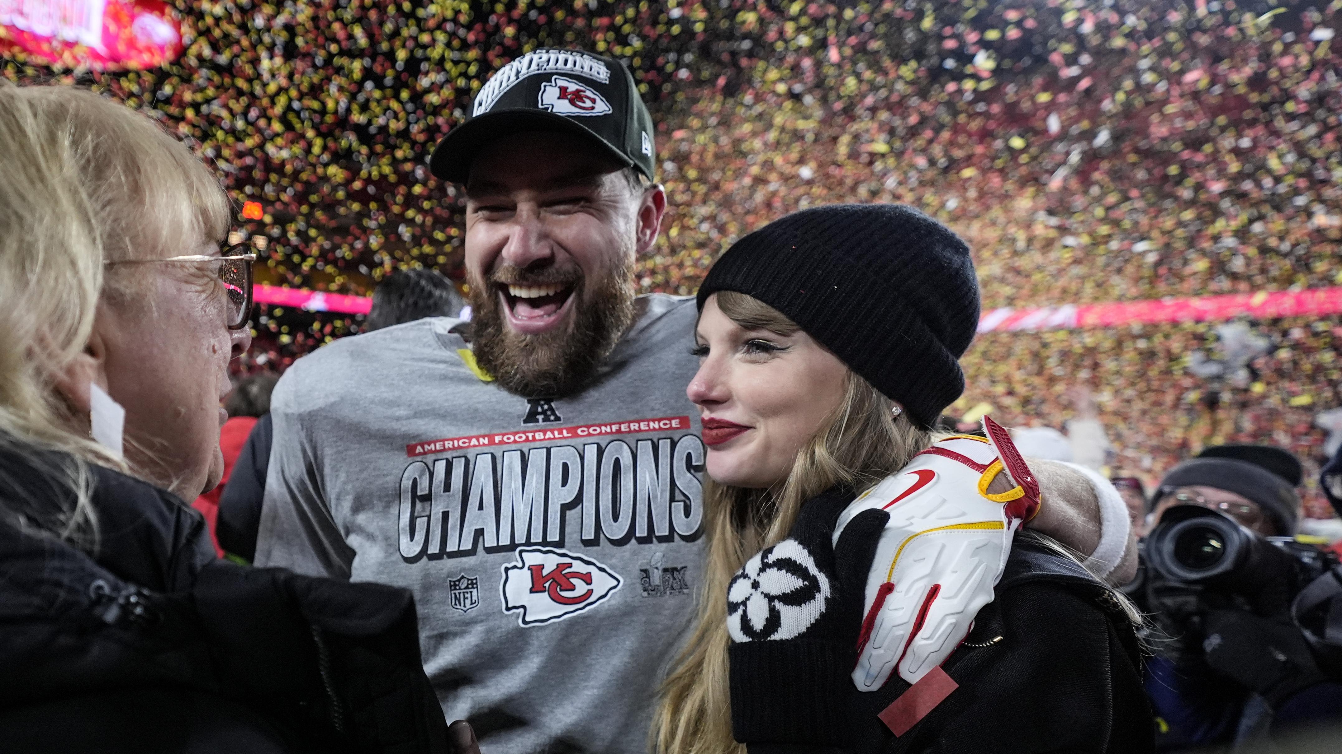 Taylor Swift, Travis Kelce Announce Engagement in IG Photos Ahead of NFL Season