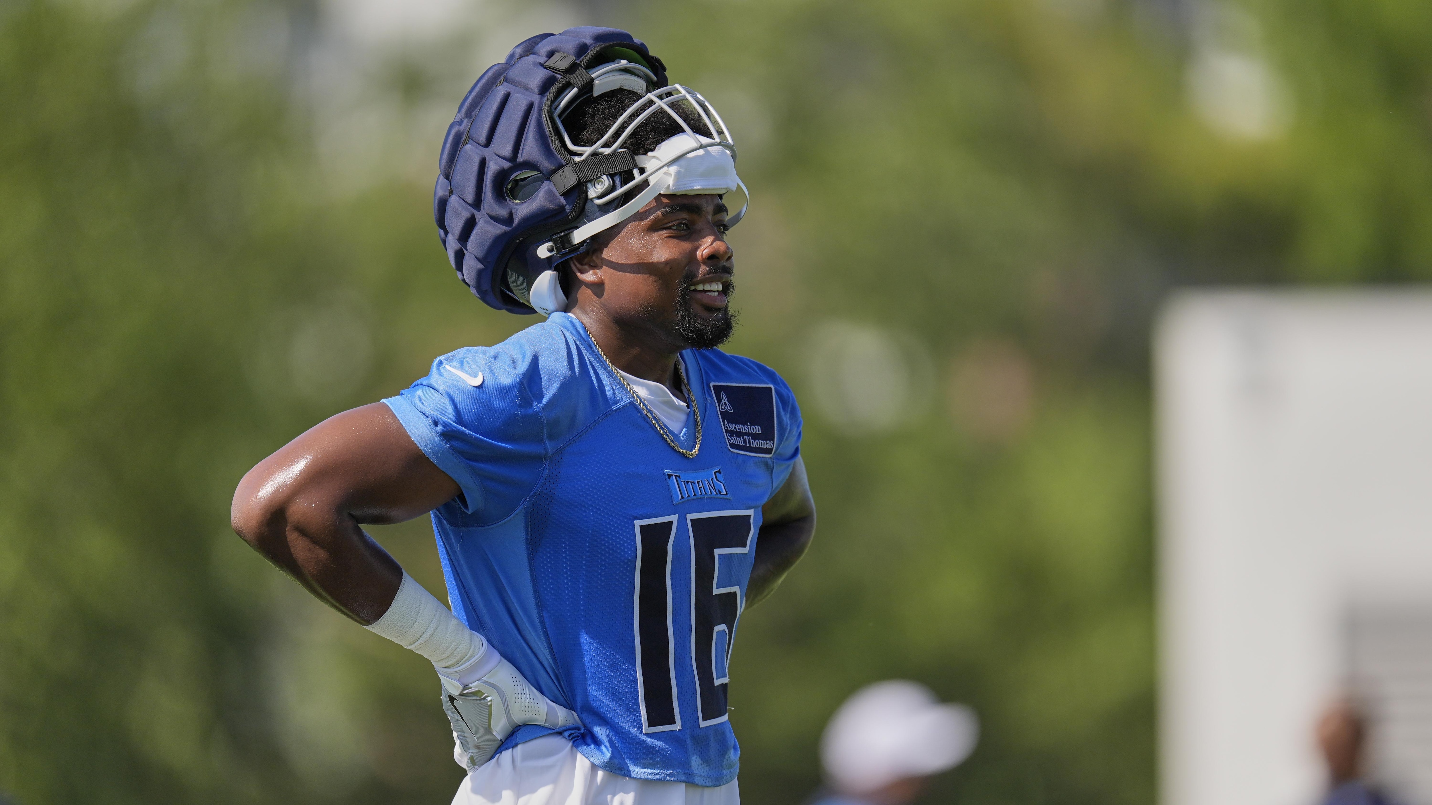 Titans’ Treylon Burks Reportedly Has Broken Collarbone After Injury at Practice