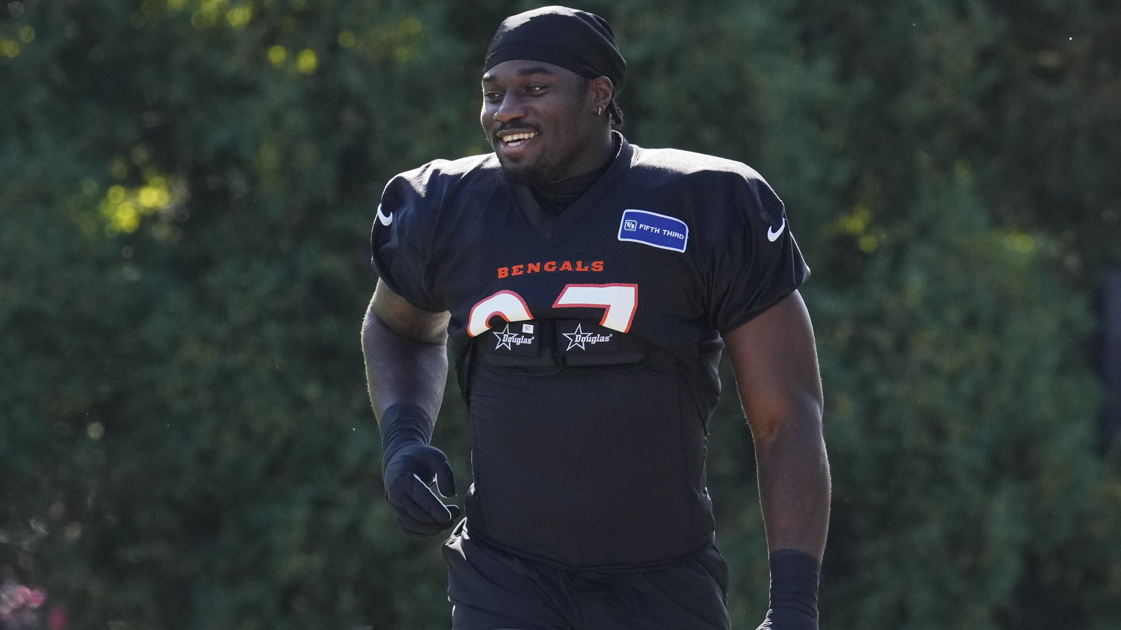 Bengals’ Shemar Stewart ‘Responsible’ for Keeping Trey Hendrickson’s Water Supply Full