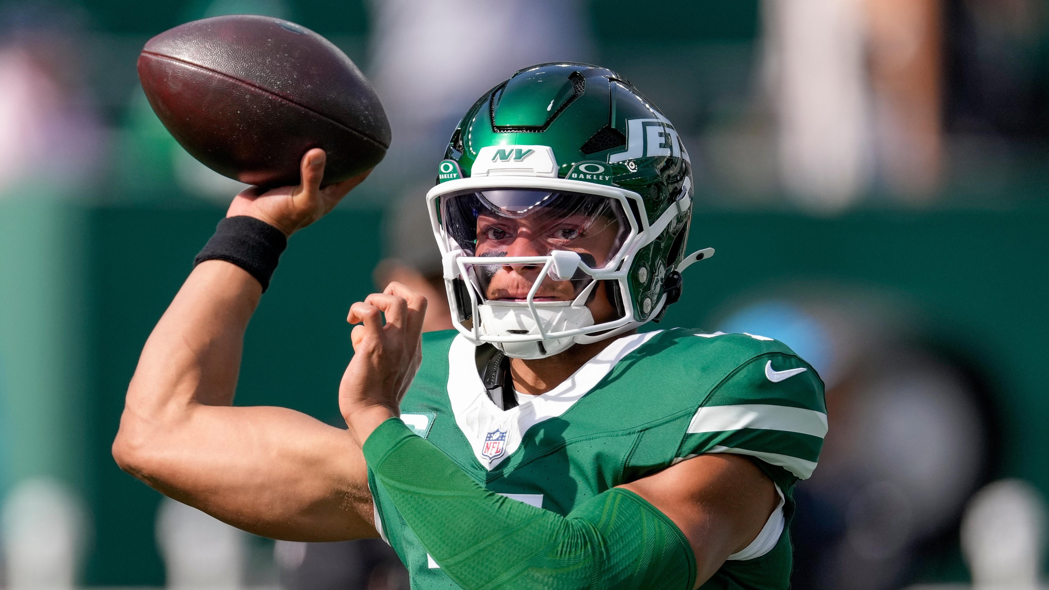 Aaron Glenn Declines to Name QB1 for Jets vs. Bengals After Justin Fields Benching