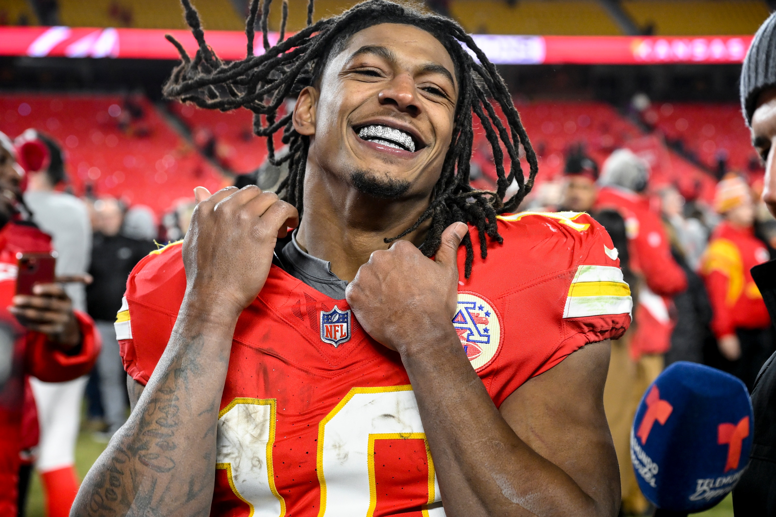 Isiah Pacheco Graduates From Rutgers, Wears Chiefs' Super Bowl Rings to