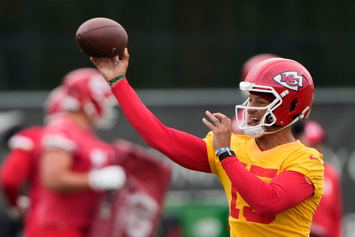 Partick Fat Patrick Mahomes 'Not a Big Fan' of Rumored 18-Game NFL Schedule, Wants ...
