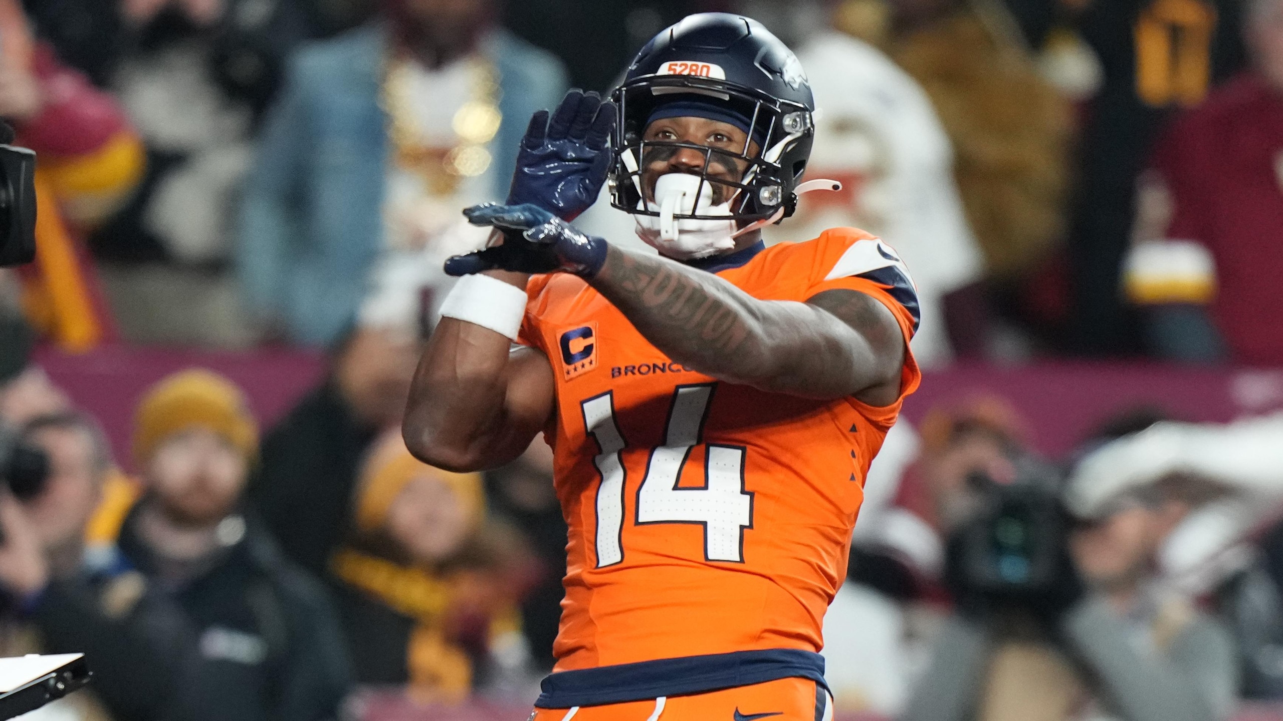 Broncos Commanders Football