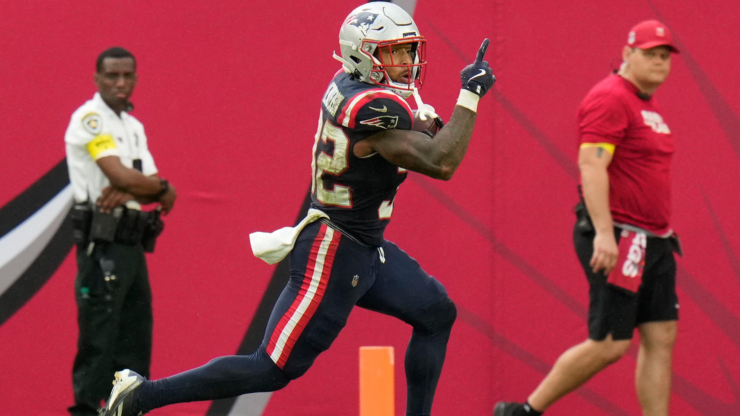 Patriots' Diggs Fires Up Henderson's 2 TDs