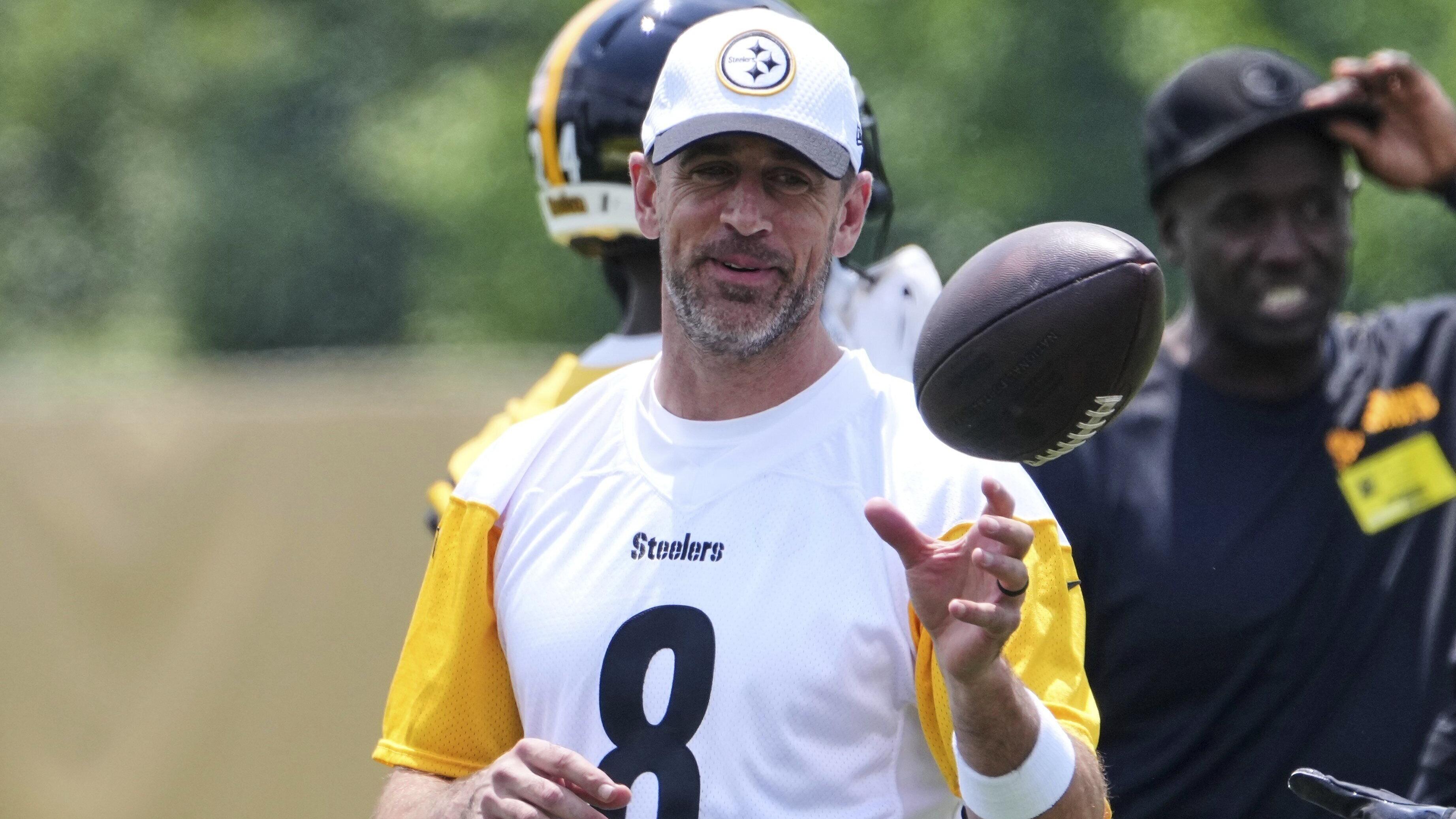 Steelers’ Aaron Rodgers Boxes with NFL Insider Jay Glazer on Video During Offseason