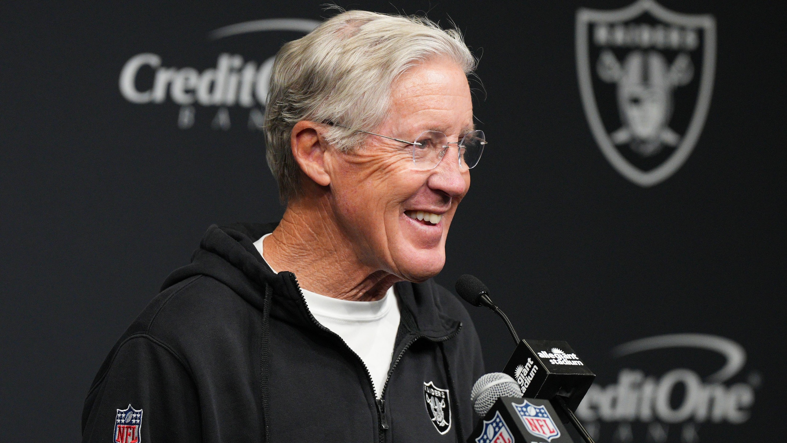 Broncos Raiders Football