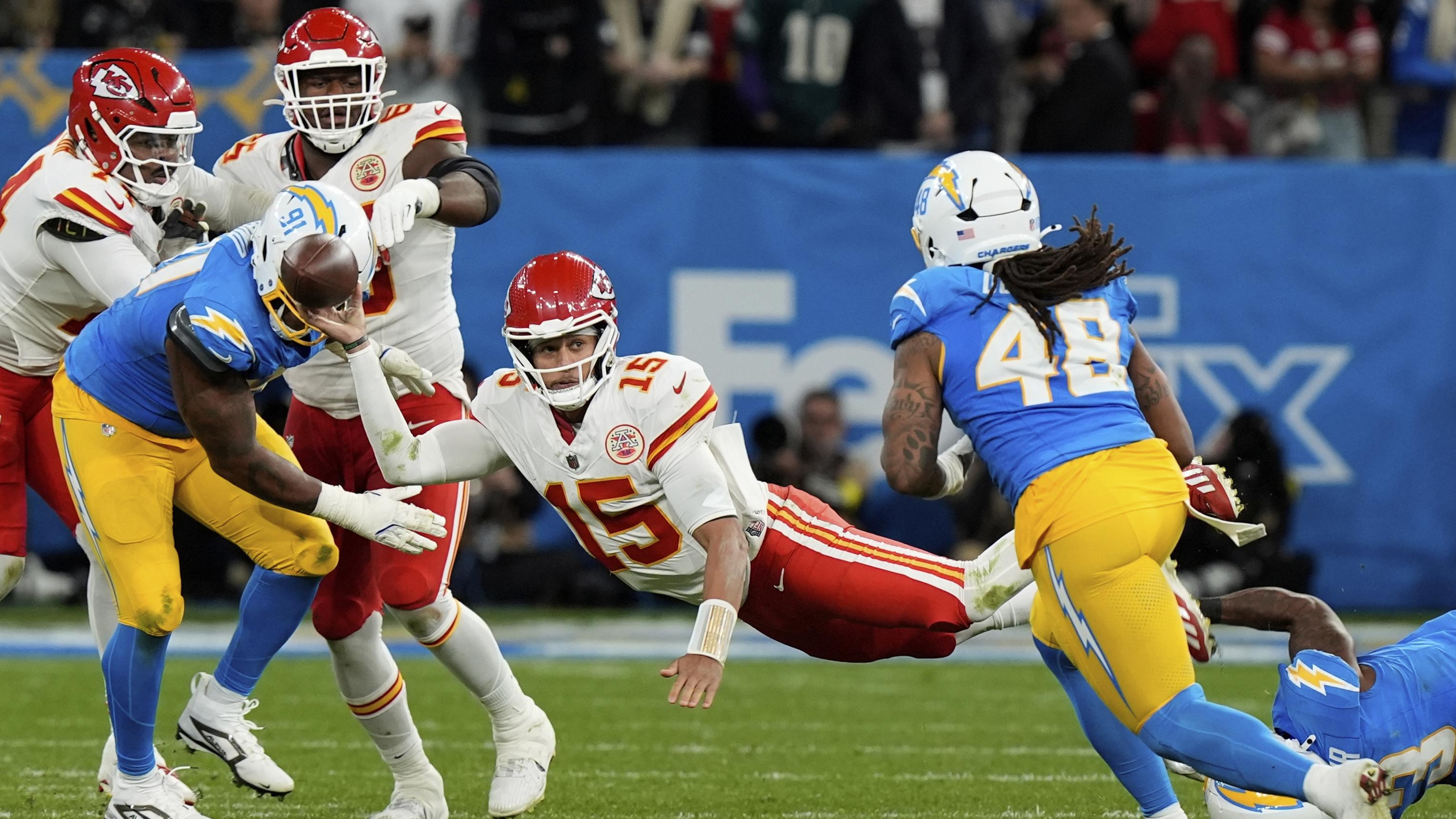 Patrick Mahomes, Kelce, Chiefs Offense Disappoints NFL Fans in Week 1 Loss to Chargers