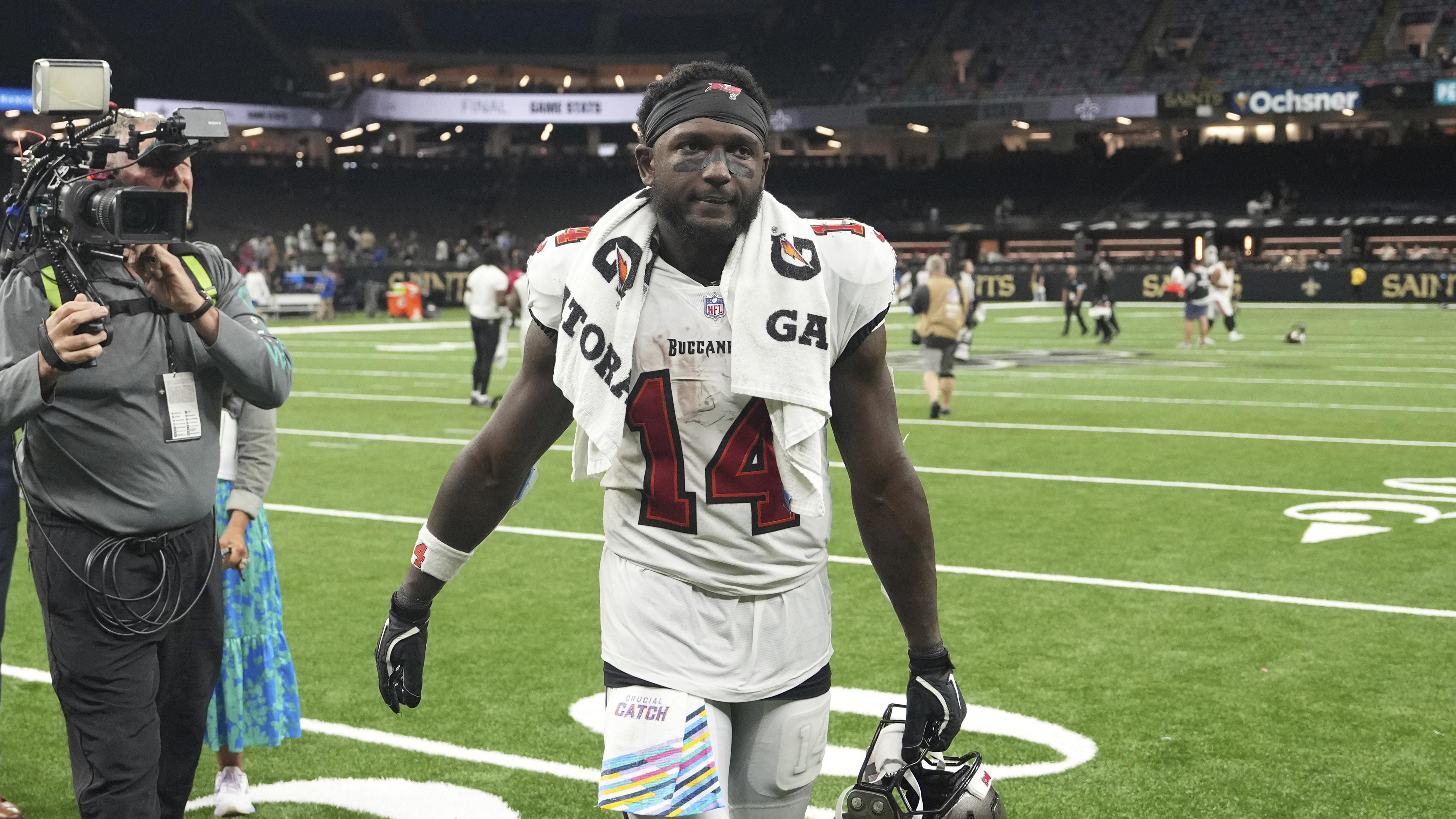 Buccaneers Saints Football