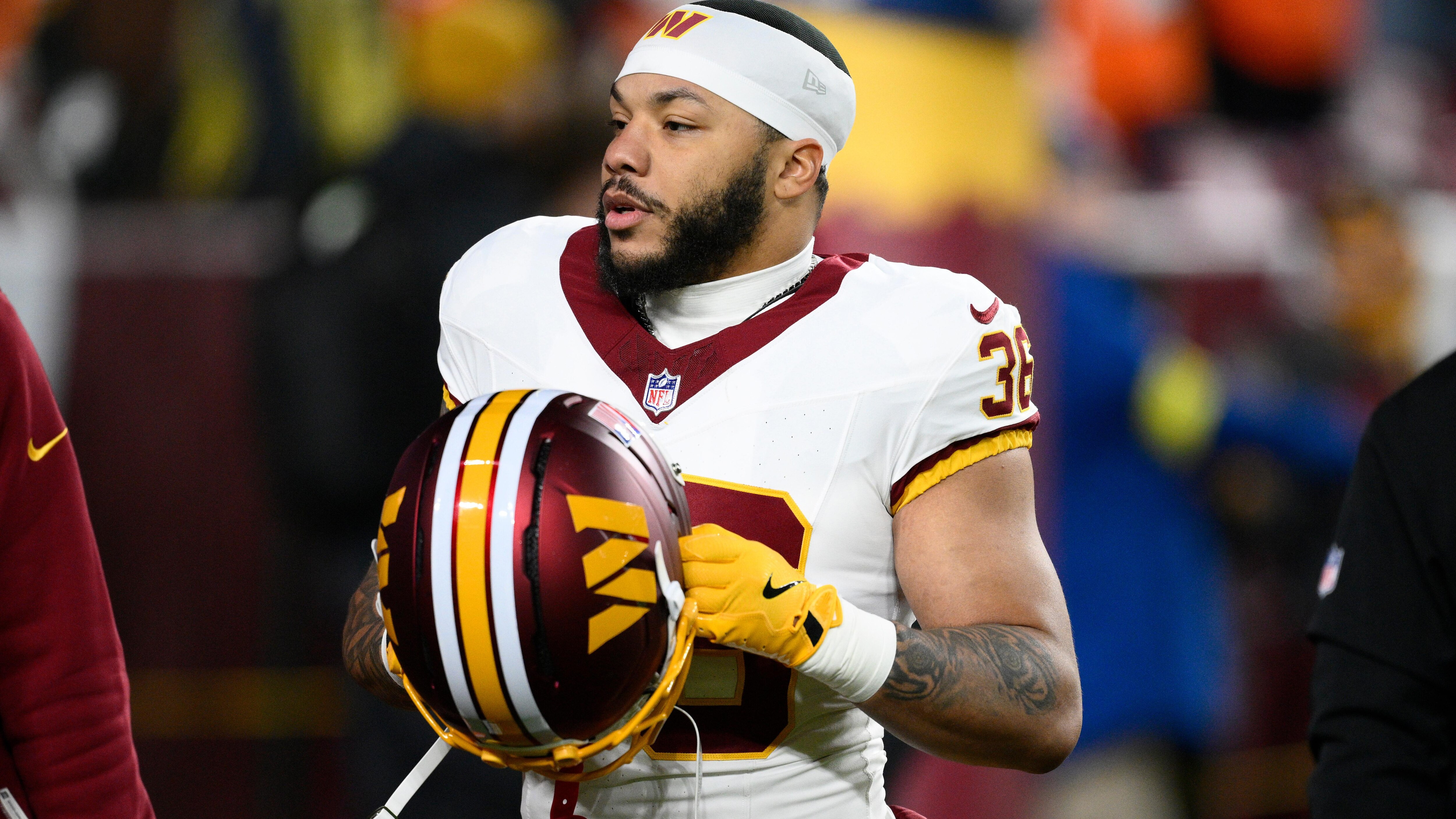 Broncos Commanders Football