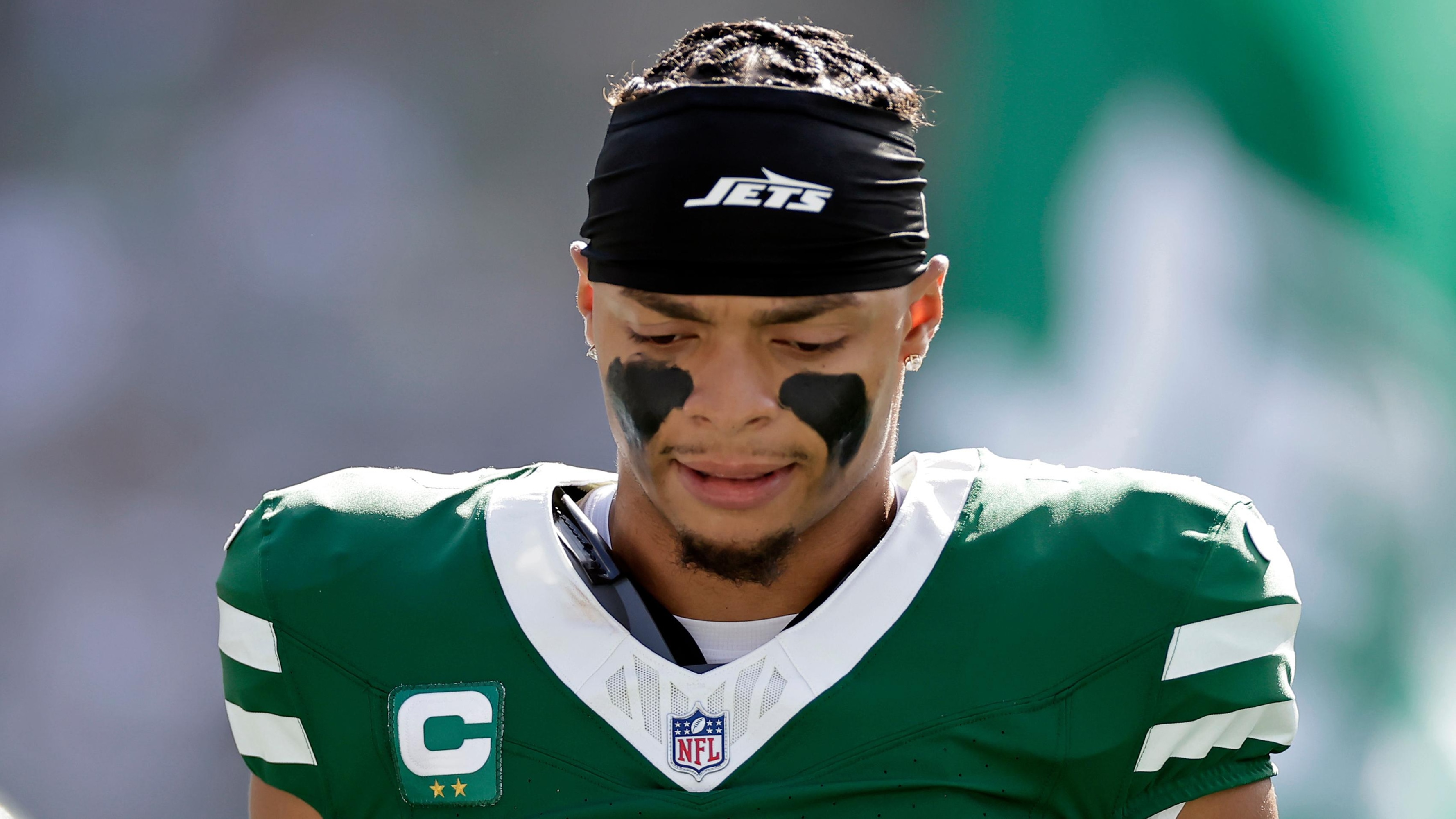 Woody Johnson Calls Out Fields, Says It’d ‘Look Good’ If Jets Could ‘Complete a Pass’