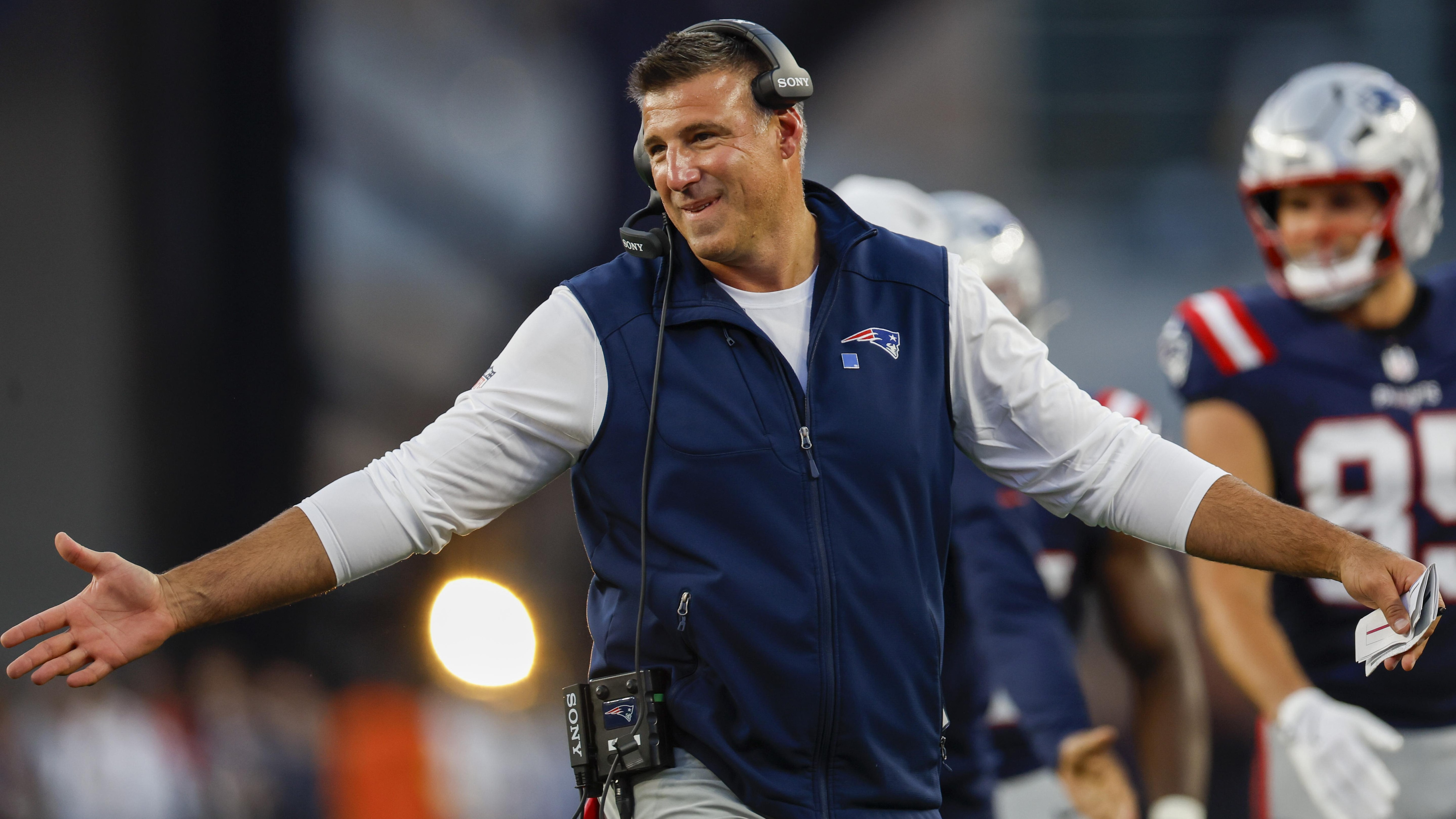 Mike Vrabel Helps Break Up Fight on Video During Patriots-Vikings Joint Practice