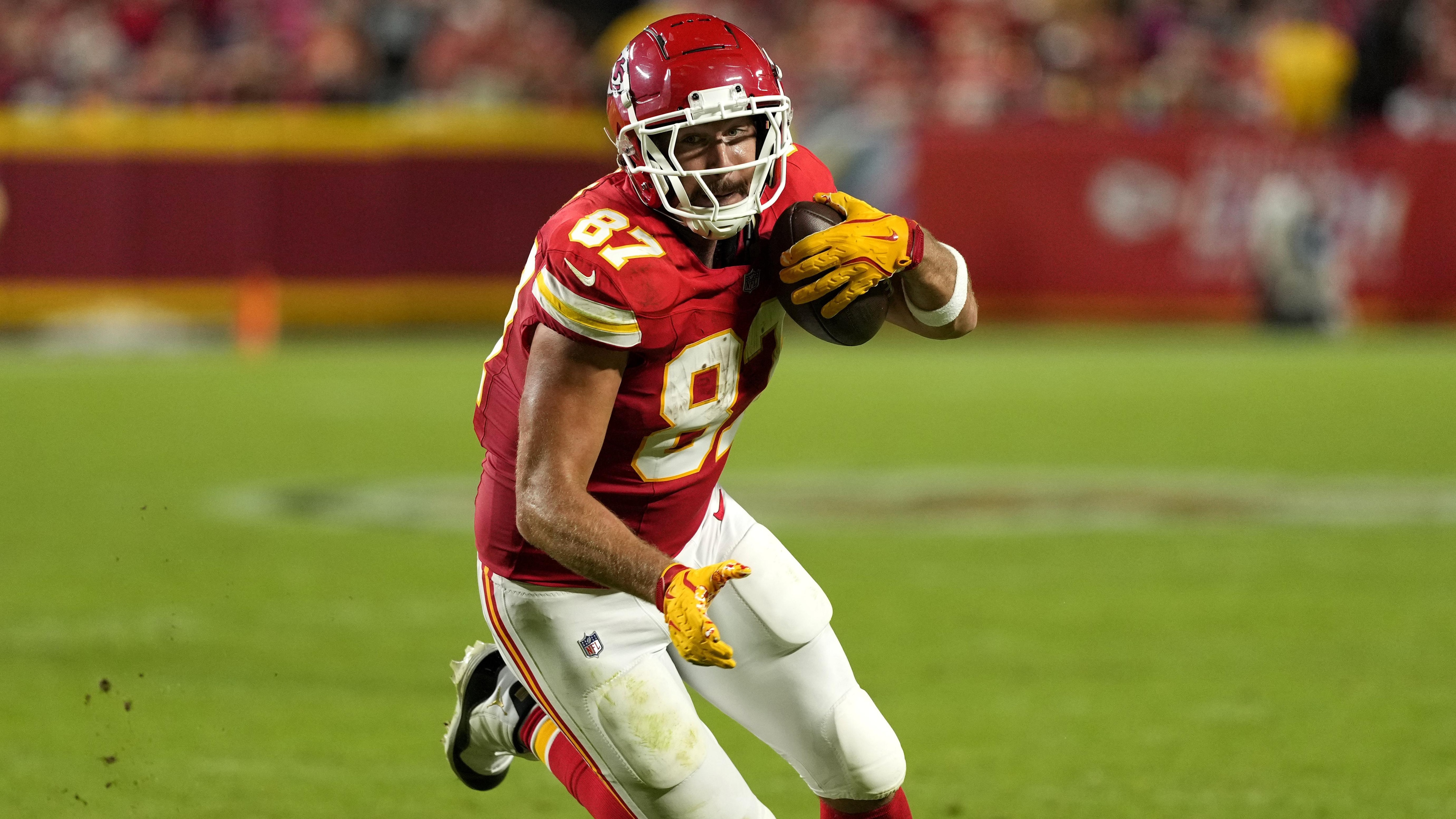 Travis Kelce, Chiefs Watch ‘Happy Gilmore 2’ on Video as TE Appears in Sandler Movie