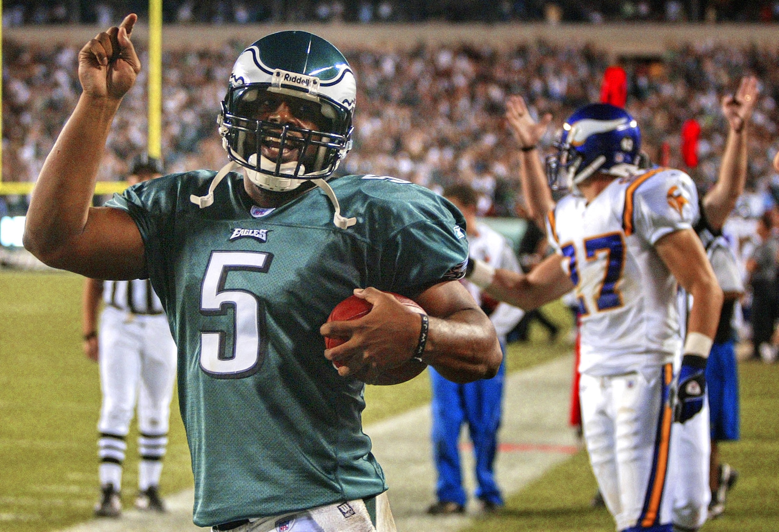 ON FOOTBALL EAGLES ON FOOTBALL EAGLES