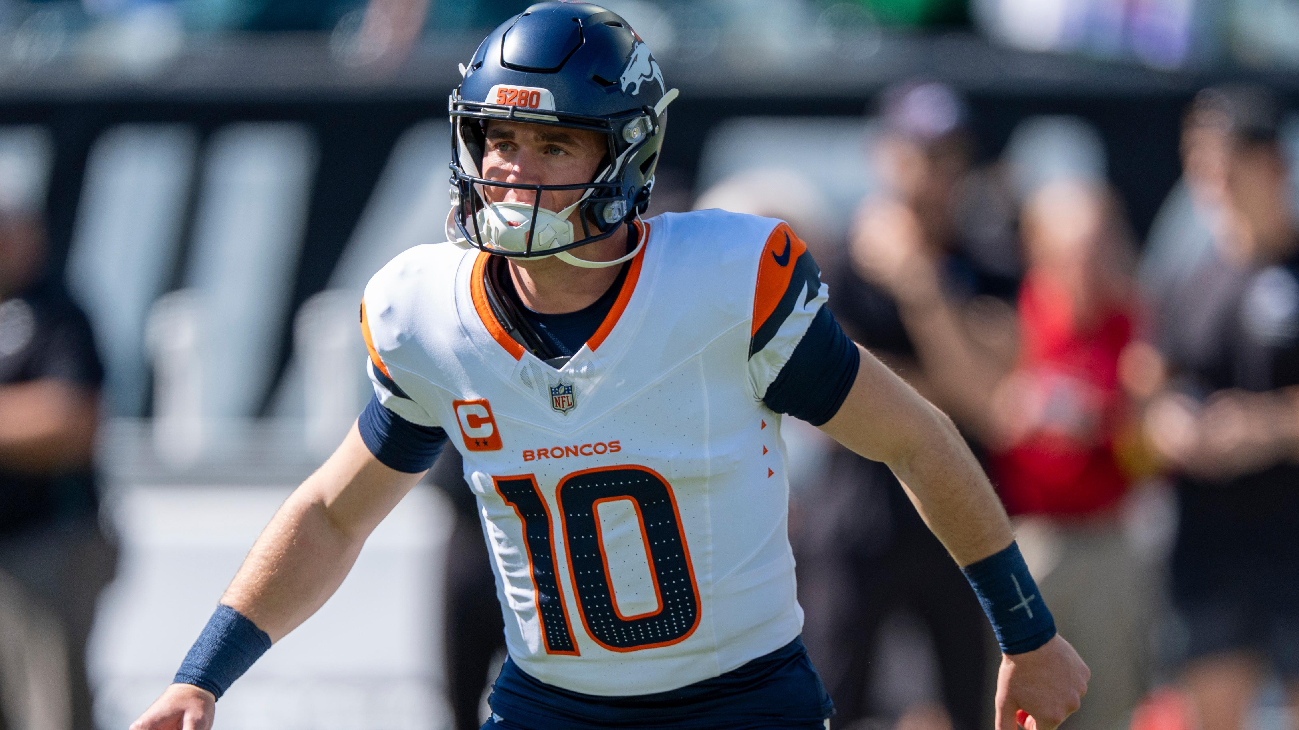 Broncos Eagles Football