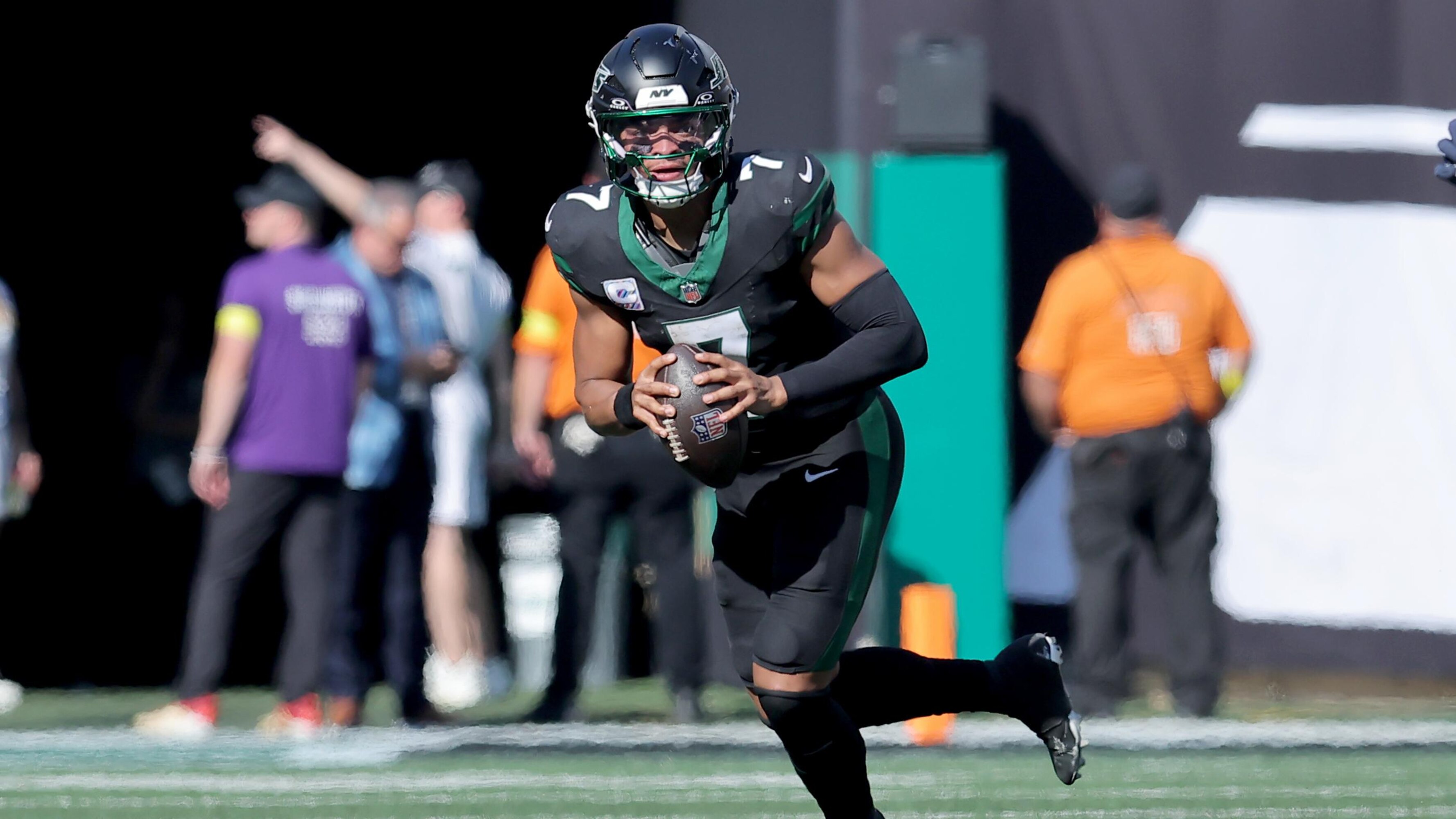 Jets' Fields Urged to Play Aggressively Amid Struggles