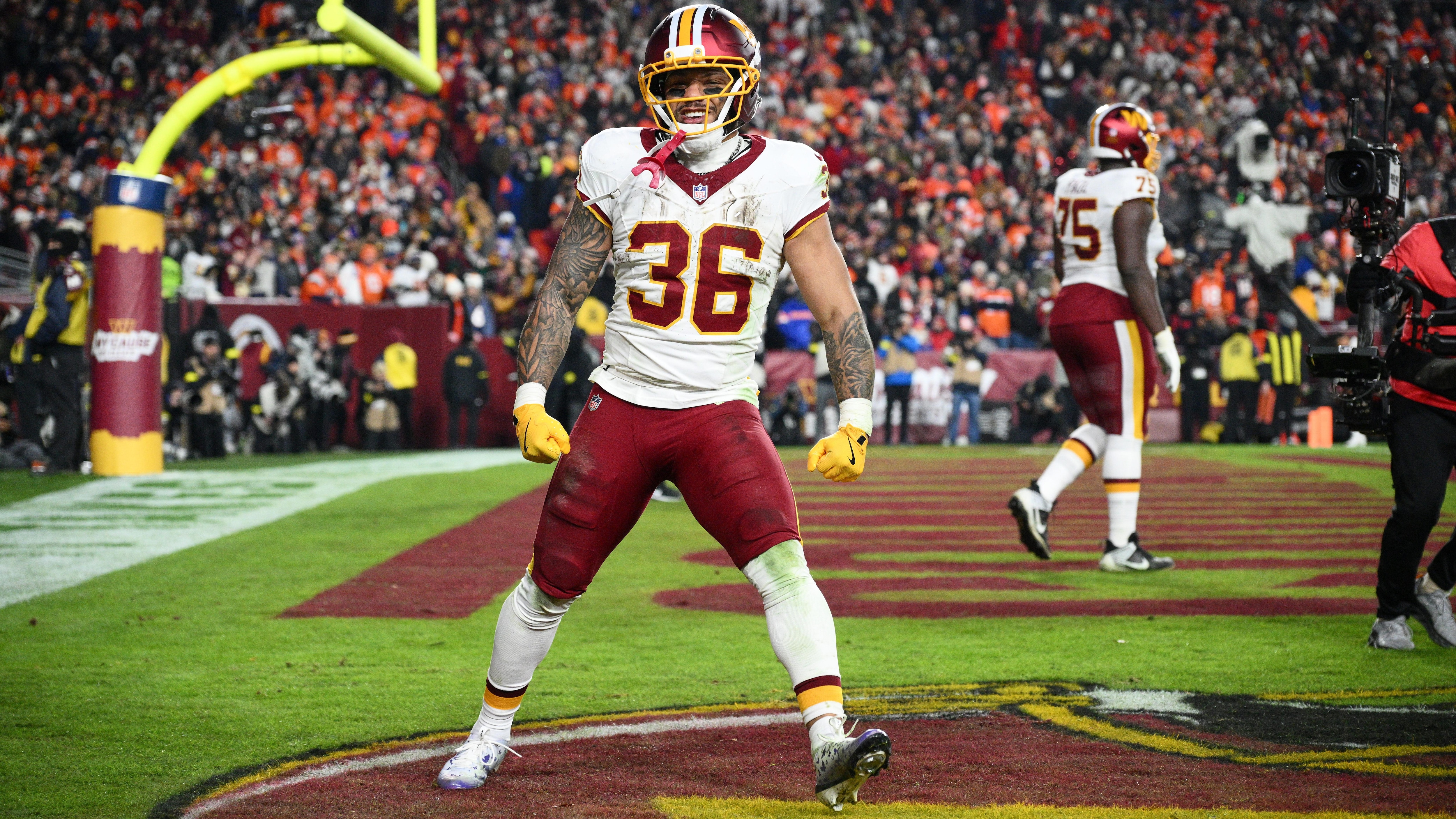 Broncos Commanders Football