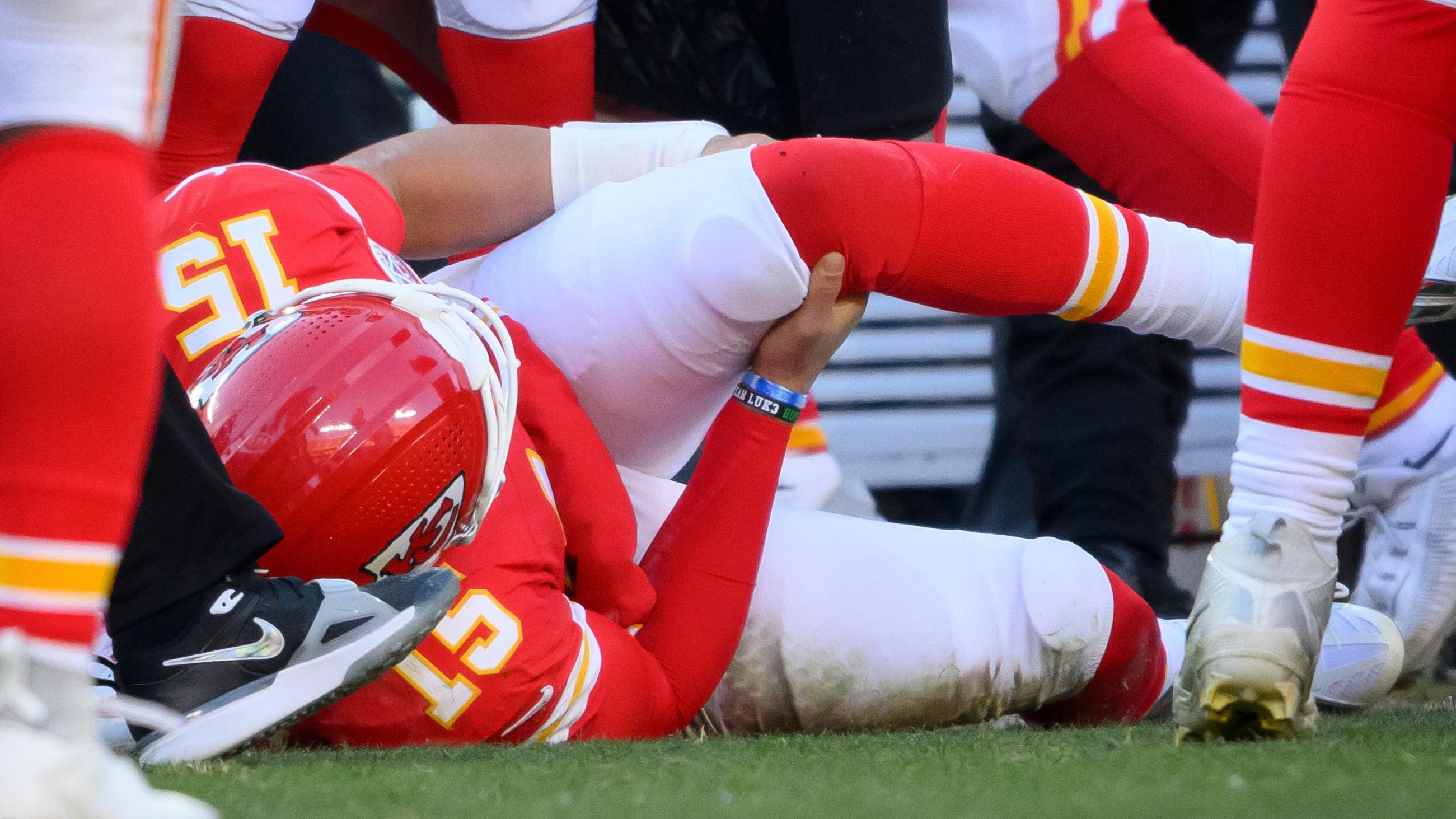 Chargers Mahomes Football