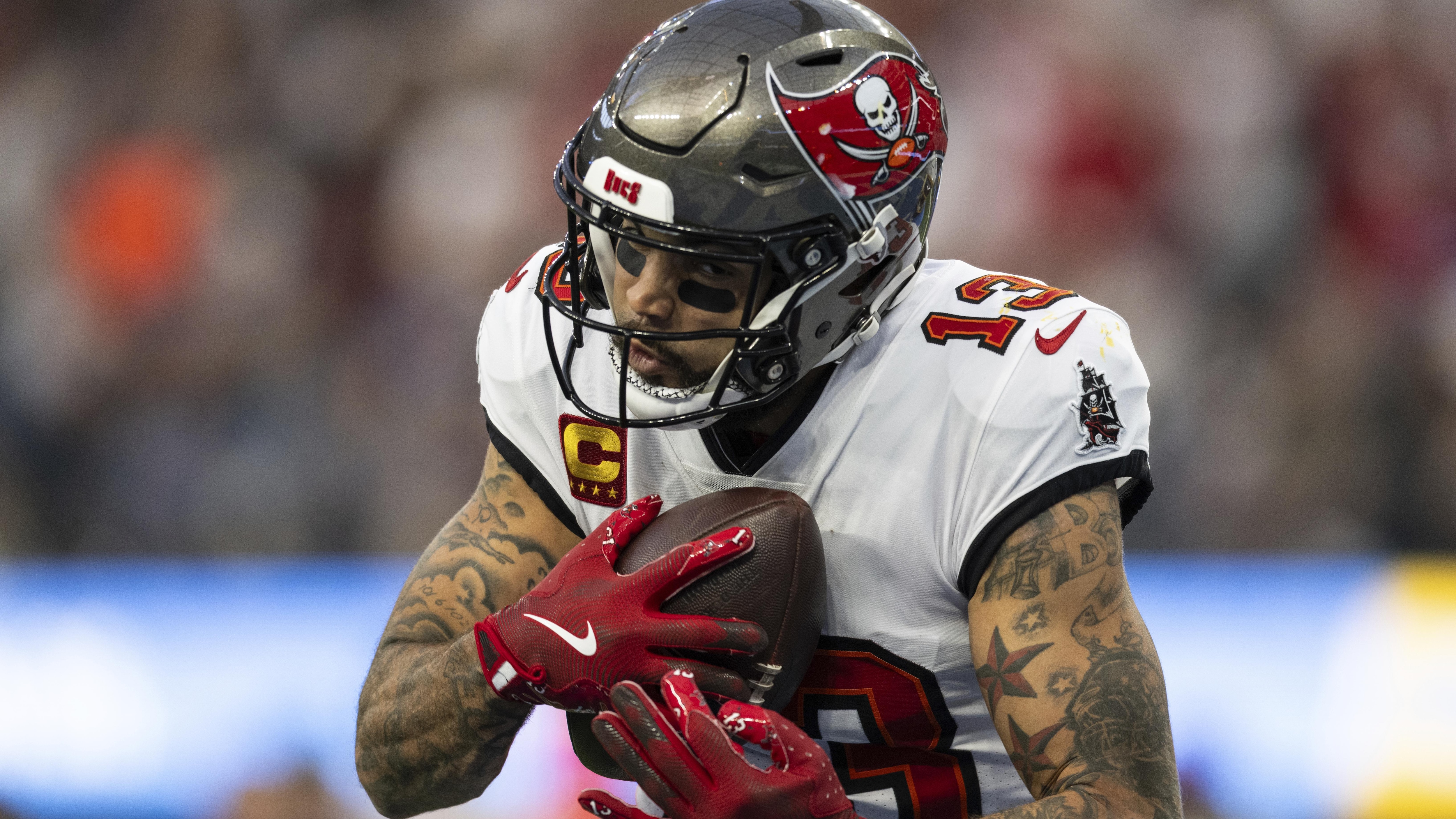Mike Evans catching a pass