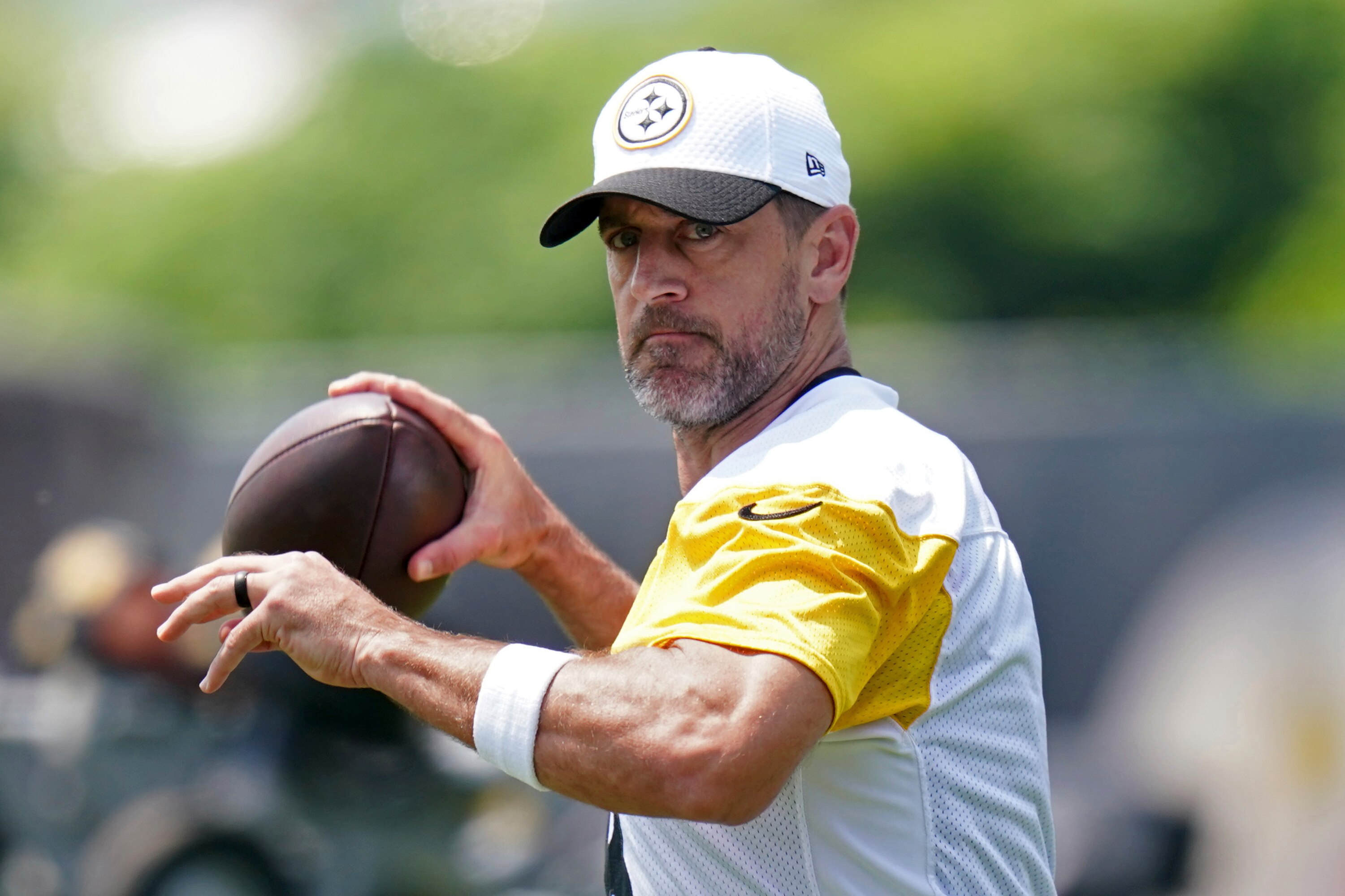 Steelers' Aaron Rodgers Says He Wants to Help Will Howard 'As Much As Possible'