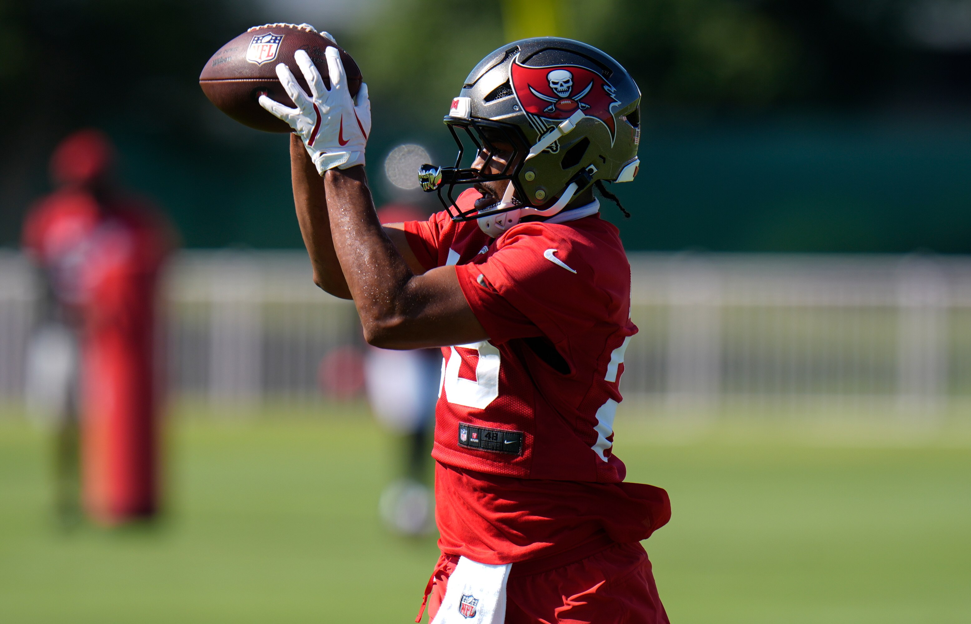 Bucs' Shilo Sanders Gives Away 250 Free Meals Working at KFC in New Video
