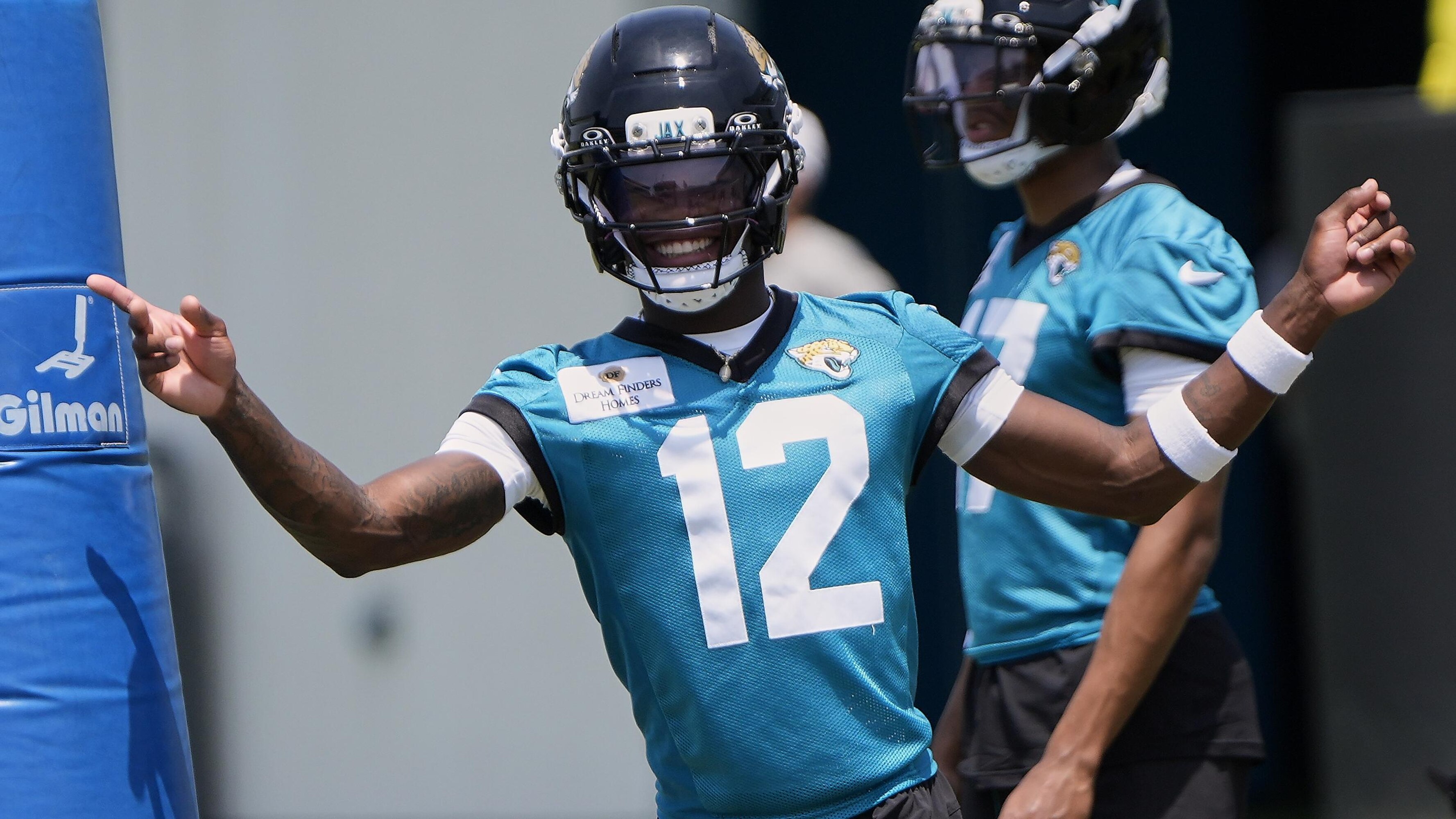 Travis Hunter, Cam Ward Trash-Talk Each Other on Video at NFLPA Rookie Premiere