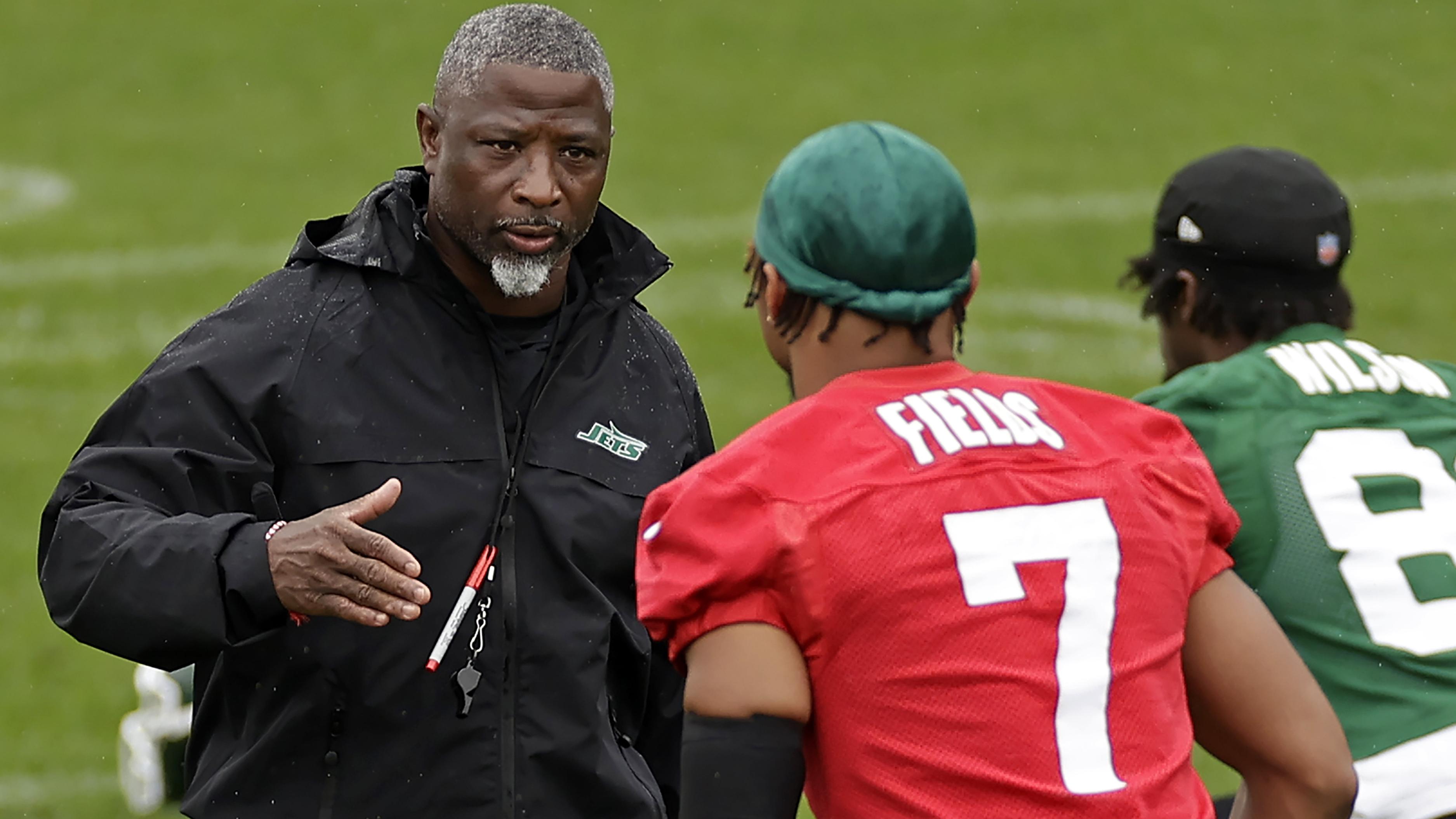 Justin Fields, Jets’ Passing Struggles in Camp Downplayed By Aaron Glenn, ‘It’s Early’