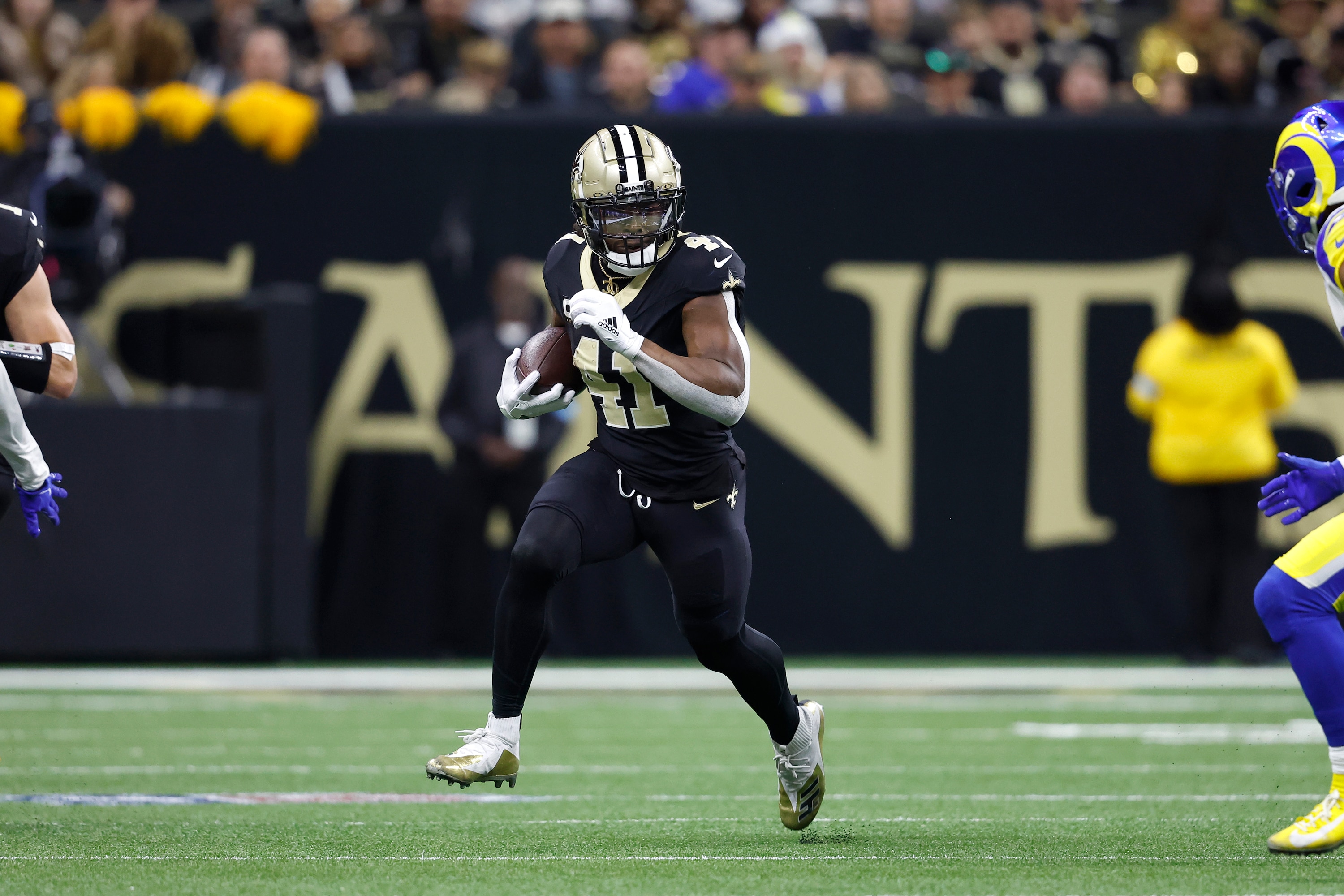 Saints' Alvin Kamara Gets Redo on Cubs 1st Pitch After Wild Throw on Video