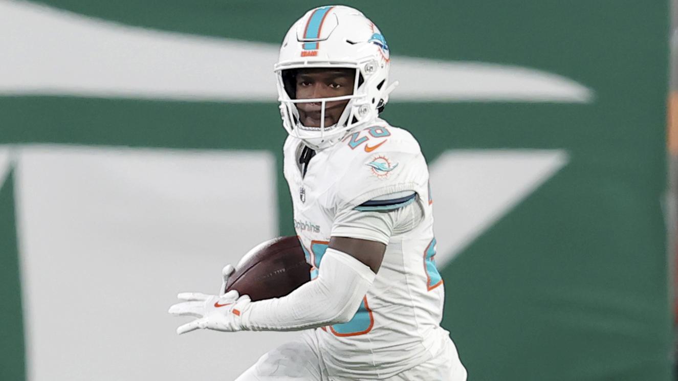 Dolphins’ De’Von Achane Has Soft Tissue Injury, McDaniel Expects RB to Play Week 1
