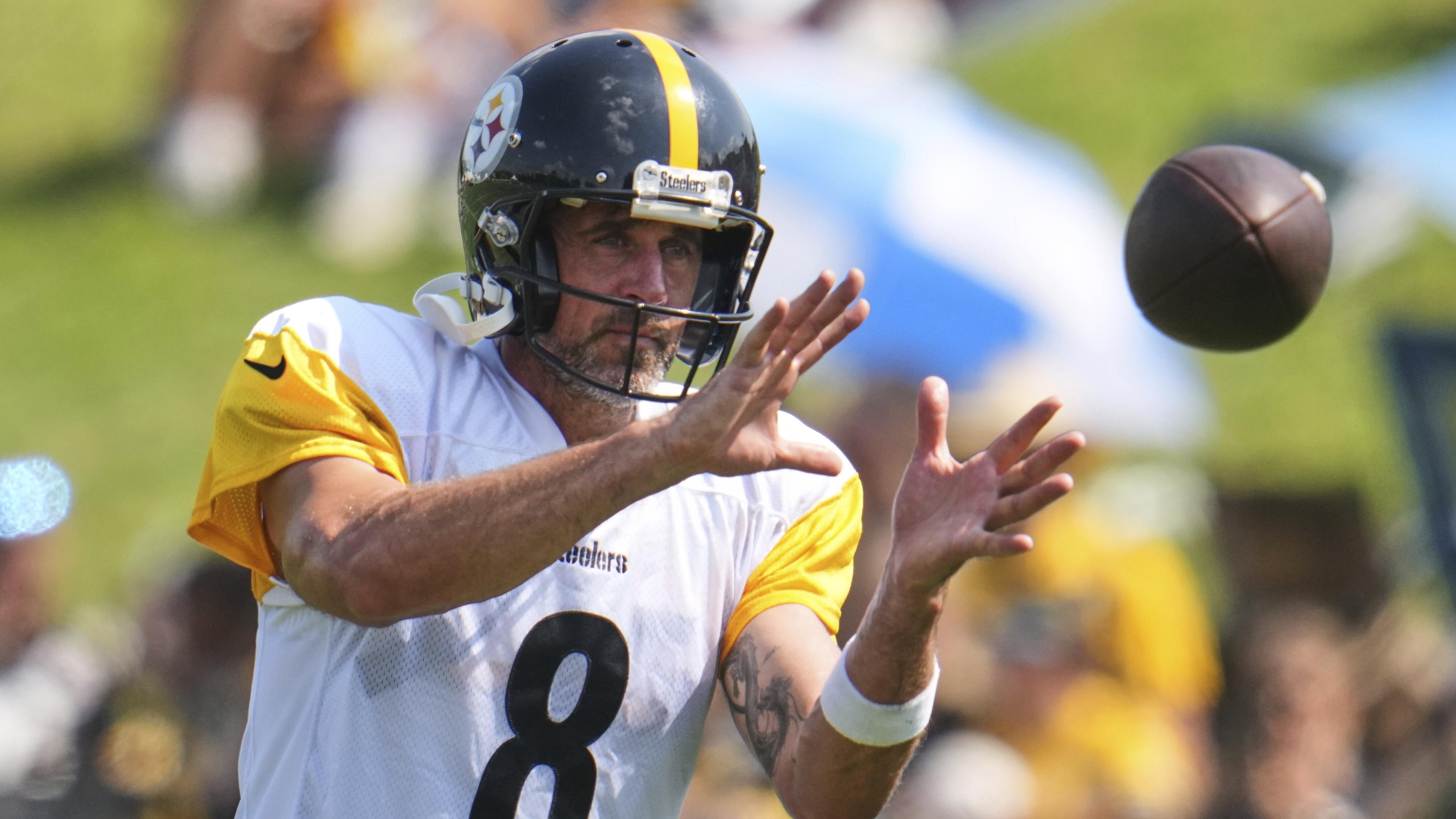 Mavs’ Nico Harrison Meets with Aaron Rodgers in Steelers Training Camp Photo