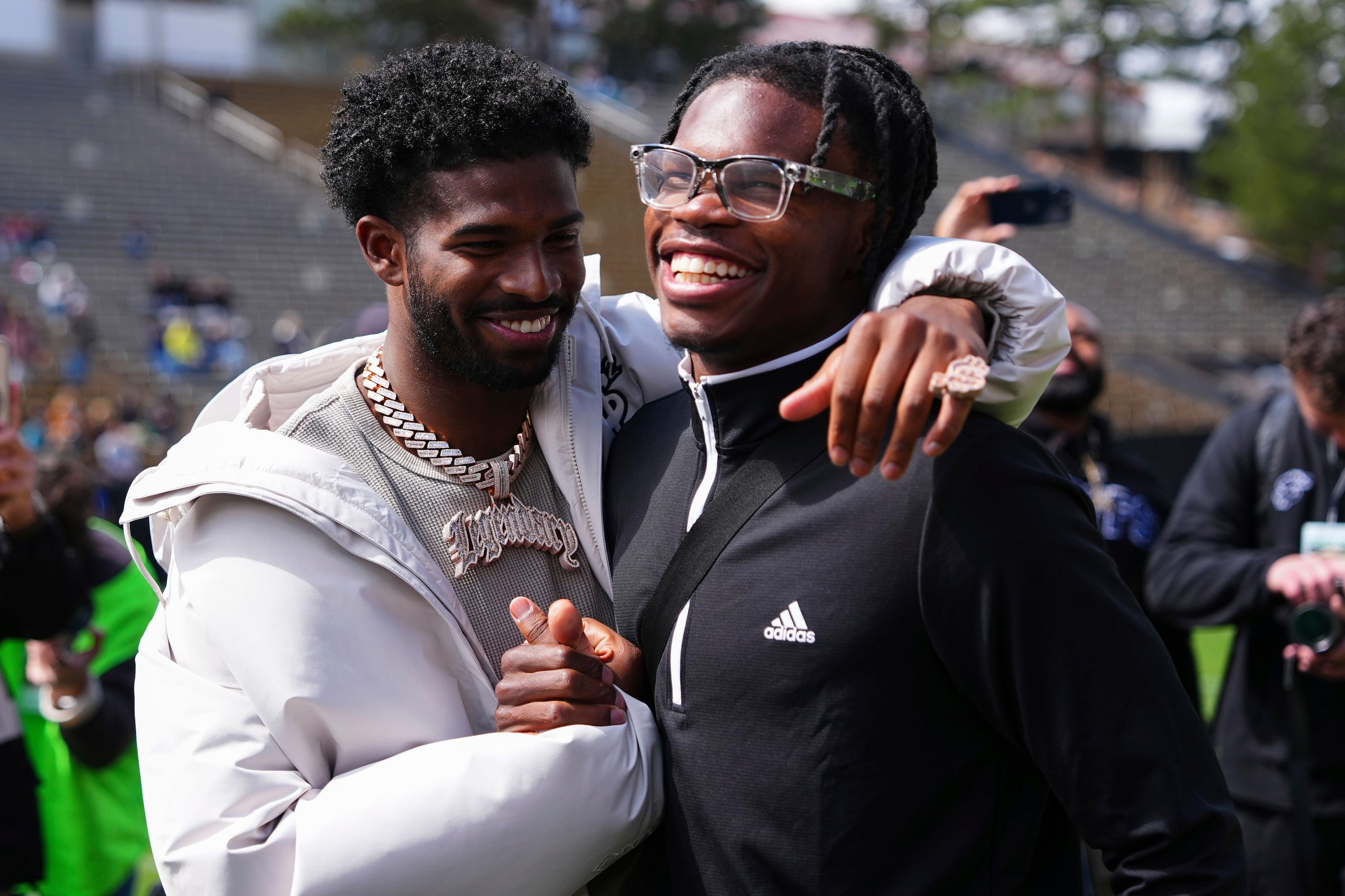 Shedeur Sanders Reacts to Photo of Travis Hunter Signing Contract with Jaguars