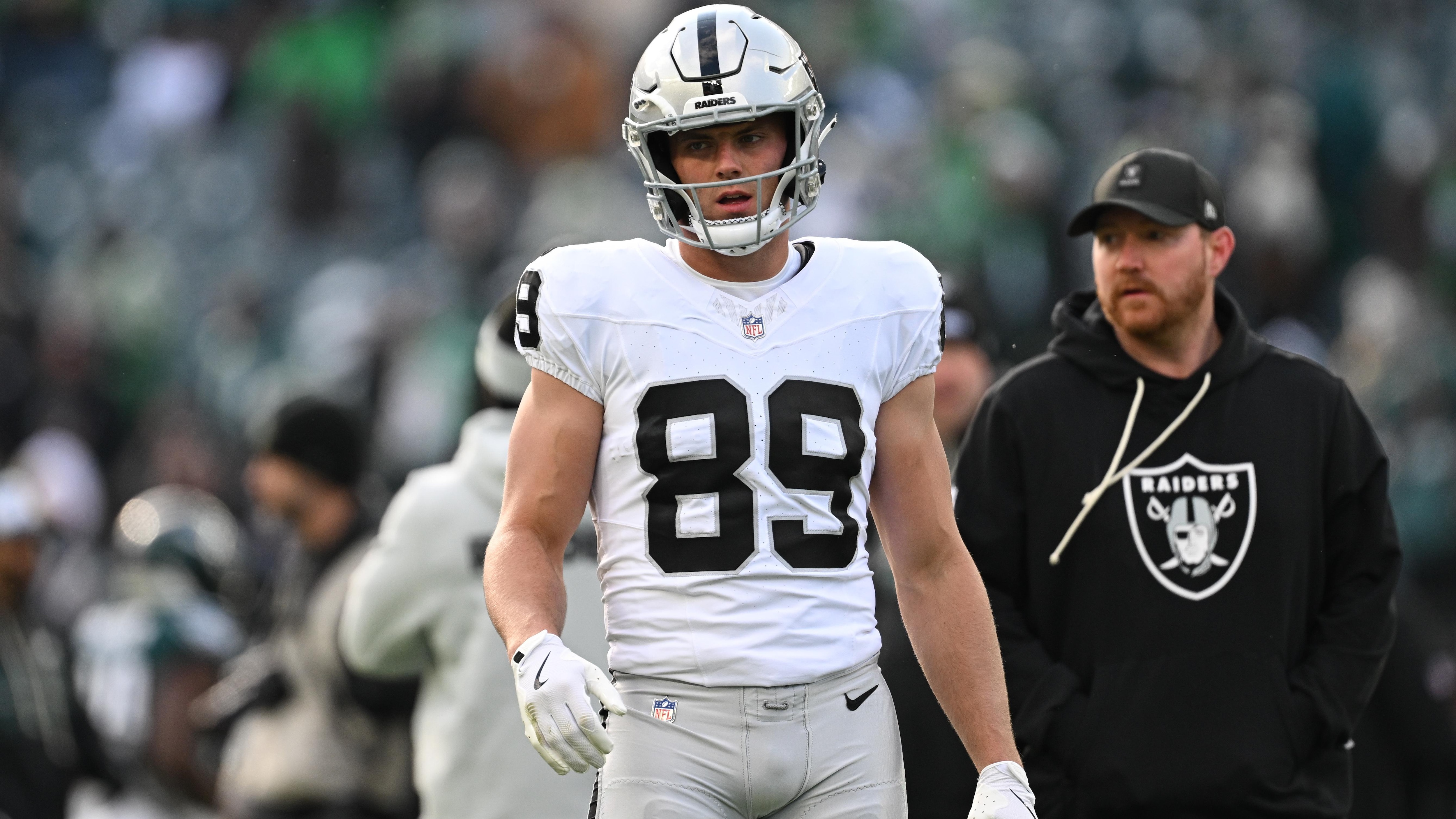 Raiders Eagles Football