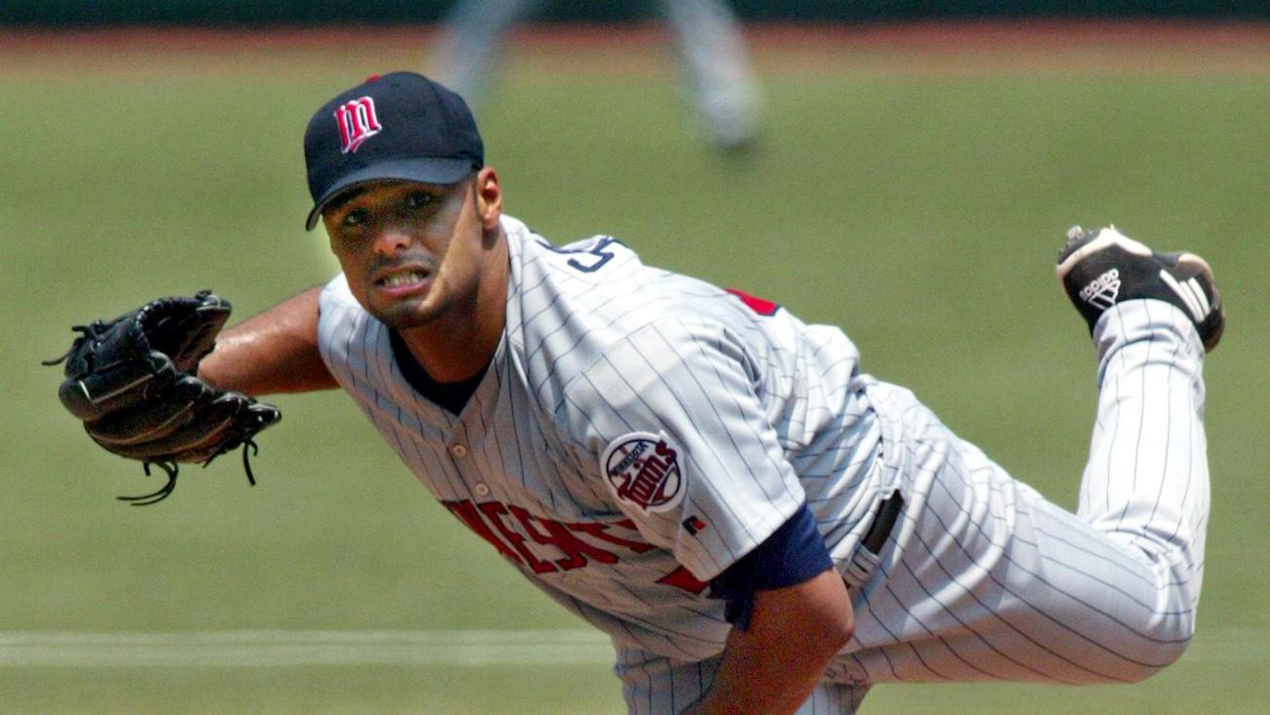 BBN-TWINS-PHILLIES-SANTANA