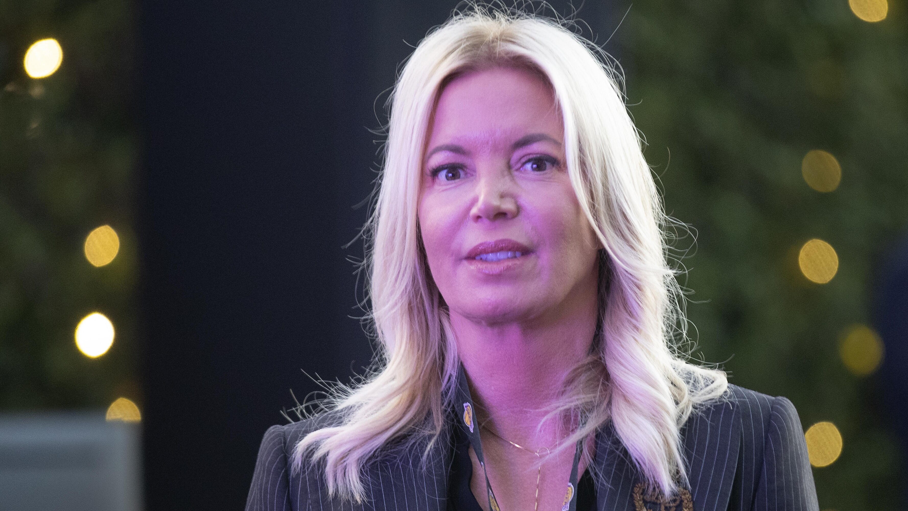 Lakers' Jeanie Buss Reportedly Expected to Remain Governor for Next 5 Years After Sale